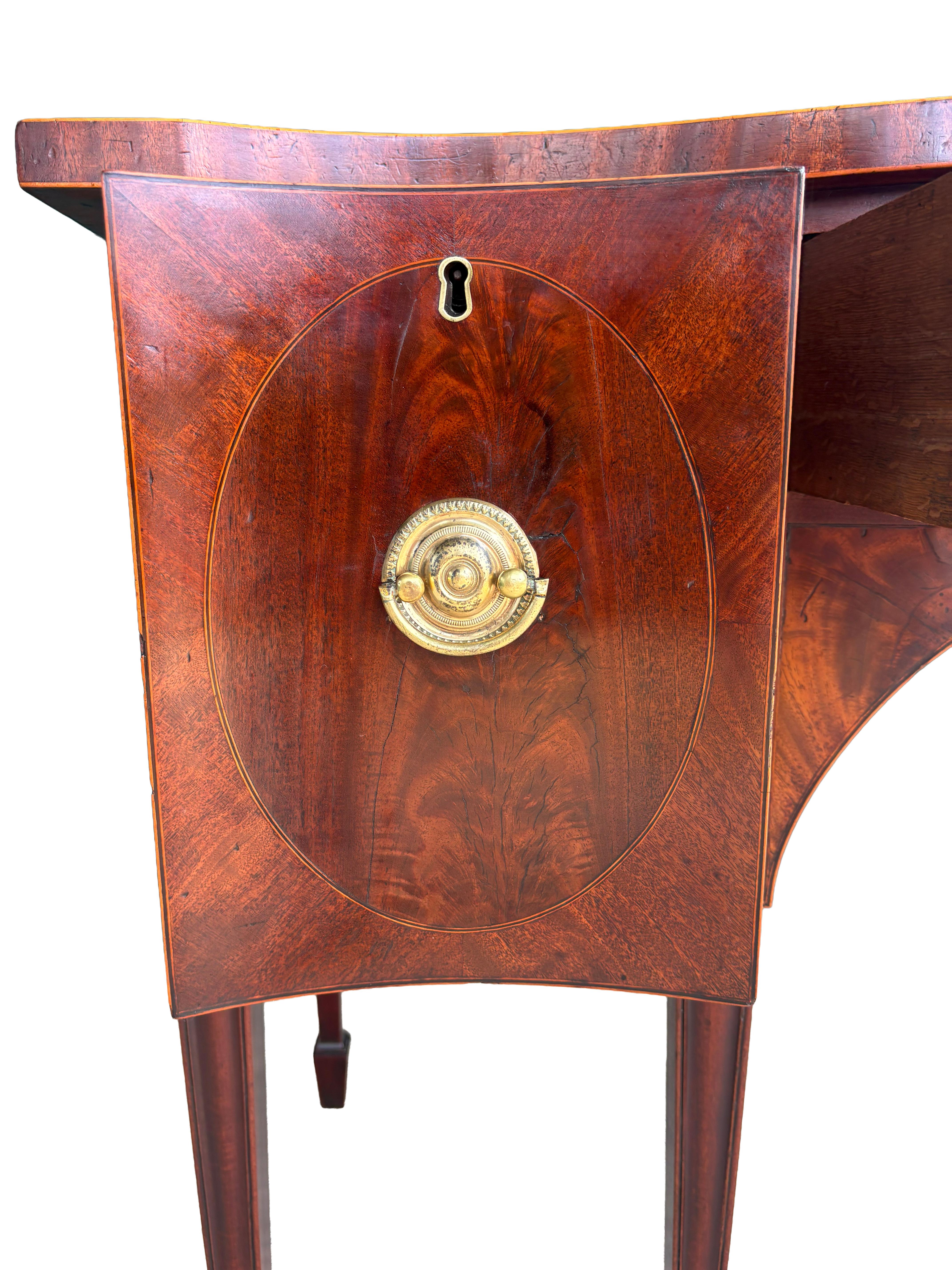 George III Mahogany Serpentine Sideboard For Sale 1