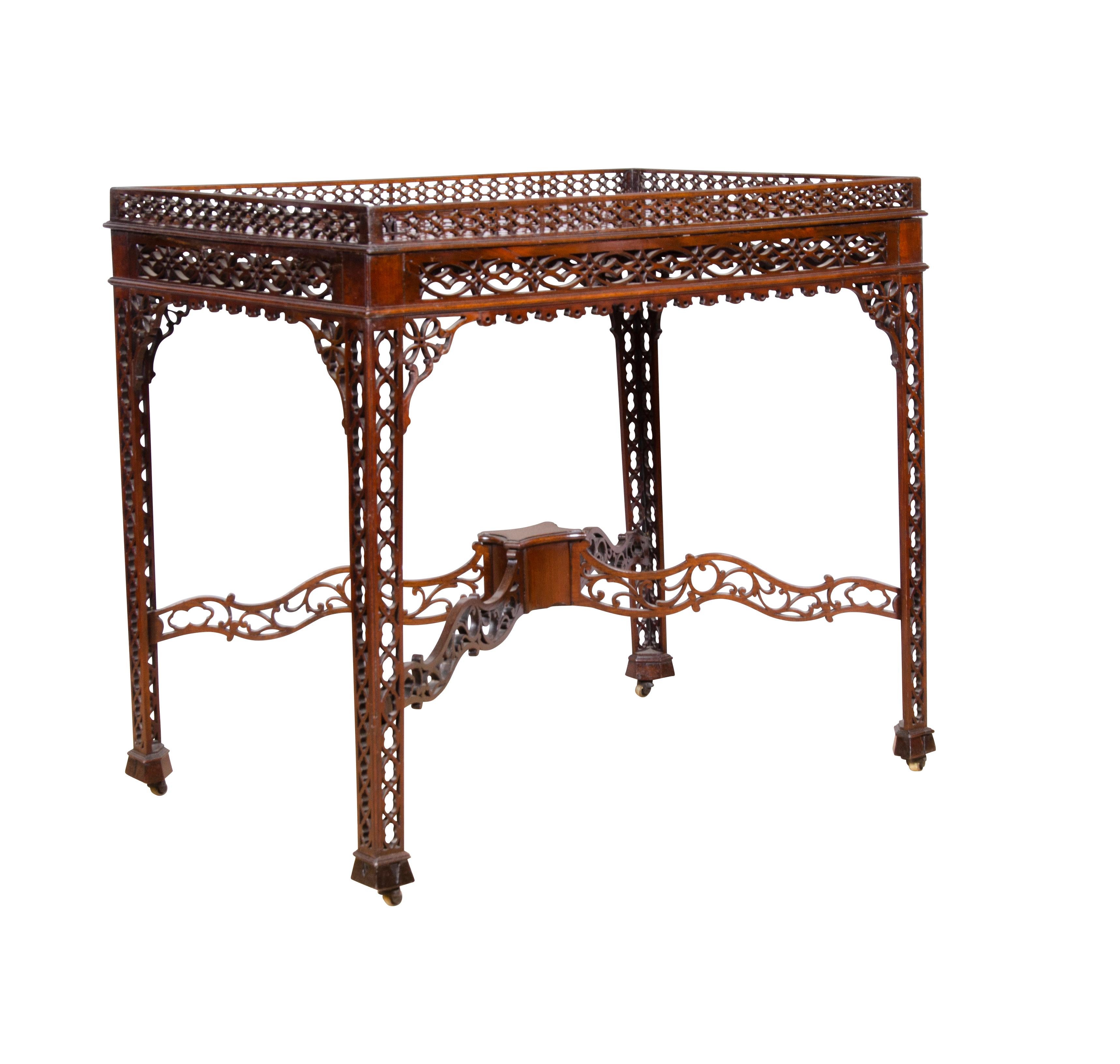 George III Mahogany Silver Table In Good Condition For Sale In Essex, MA