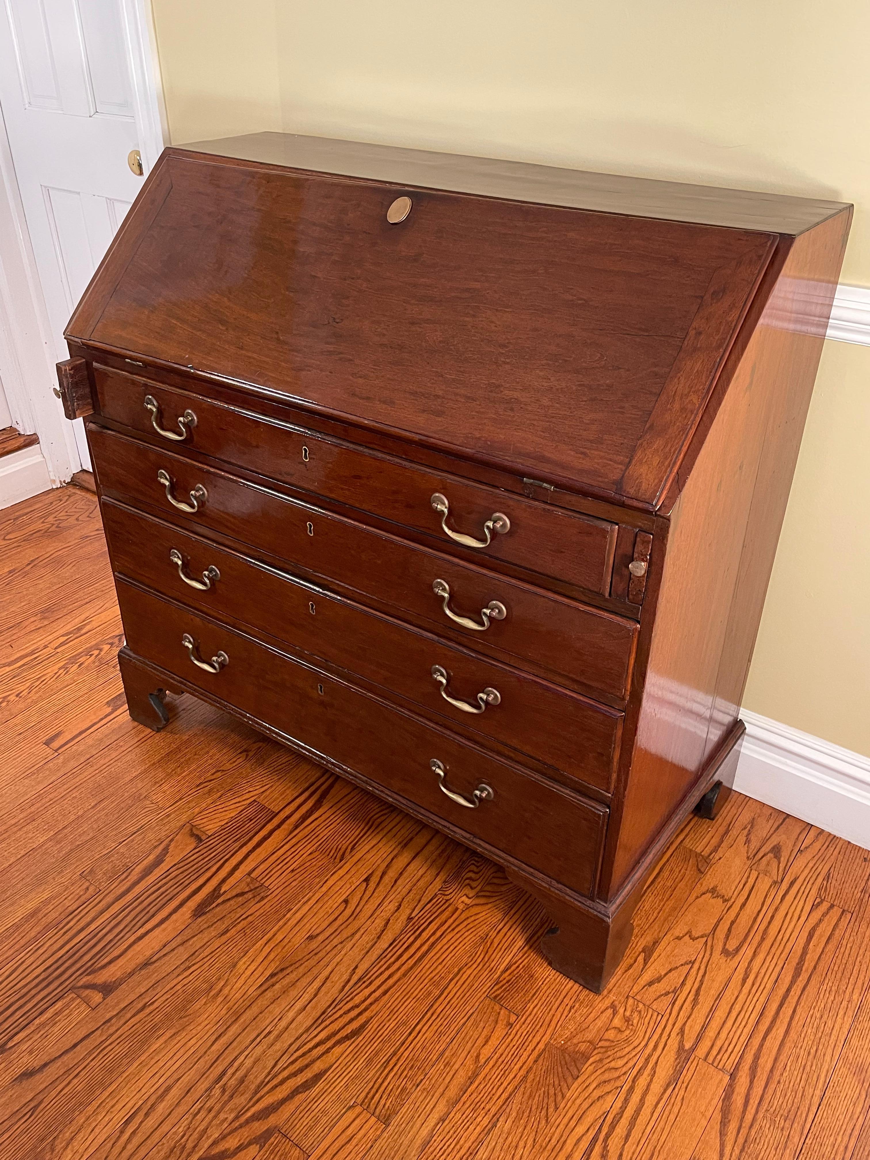 George III Mahogany Slant-Front Bureau In Good Condition In New York, NY