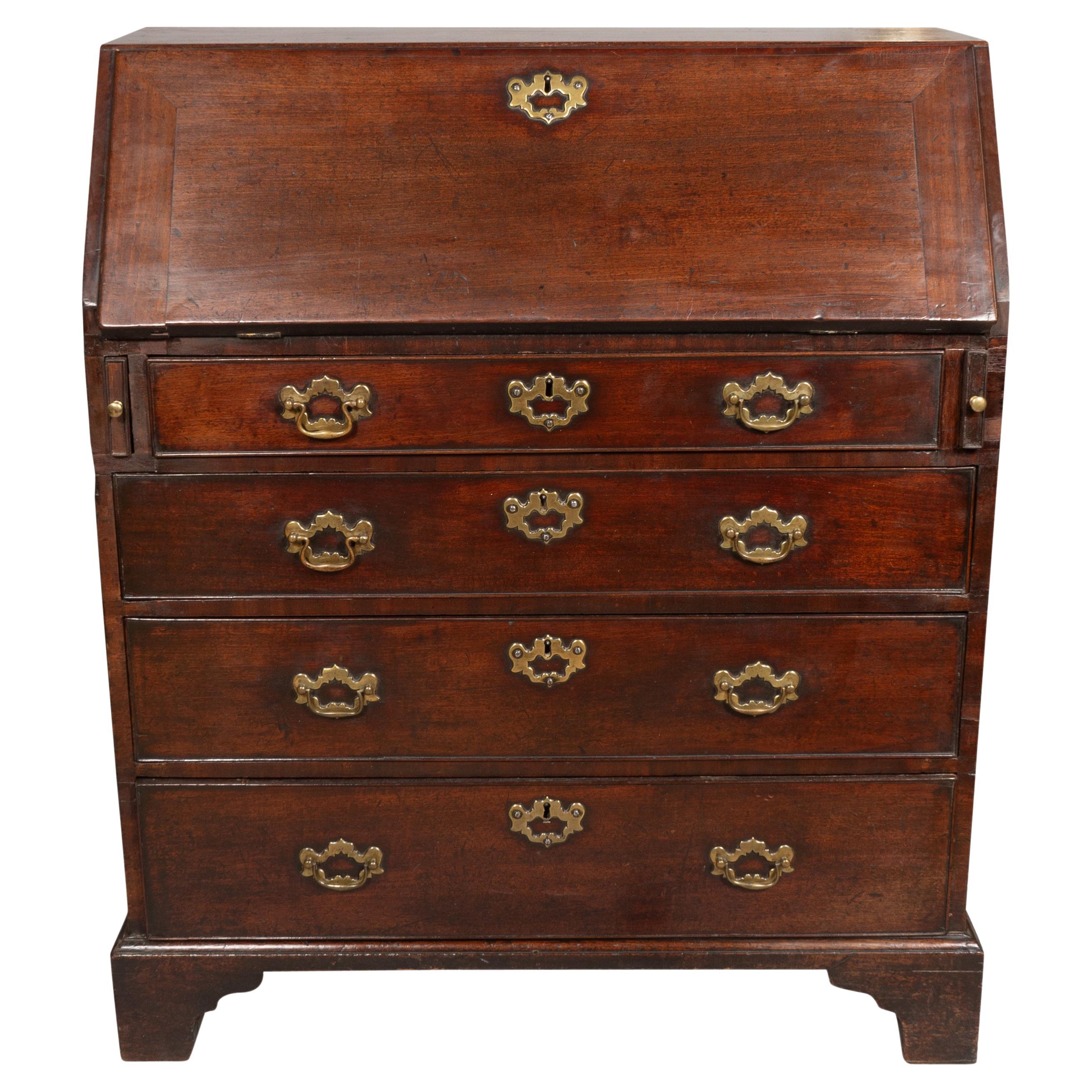 Bureau George III en acajou à façade inclinée