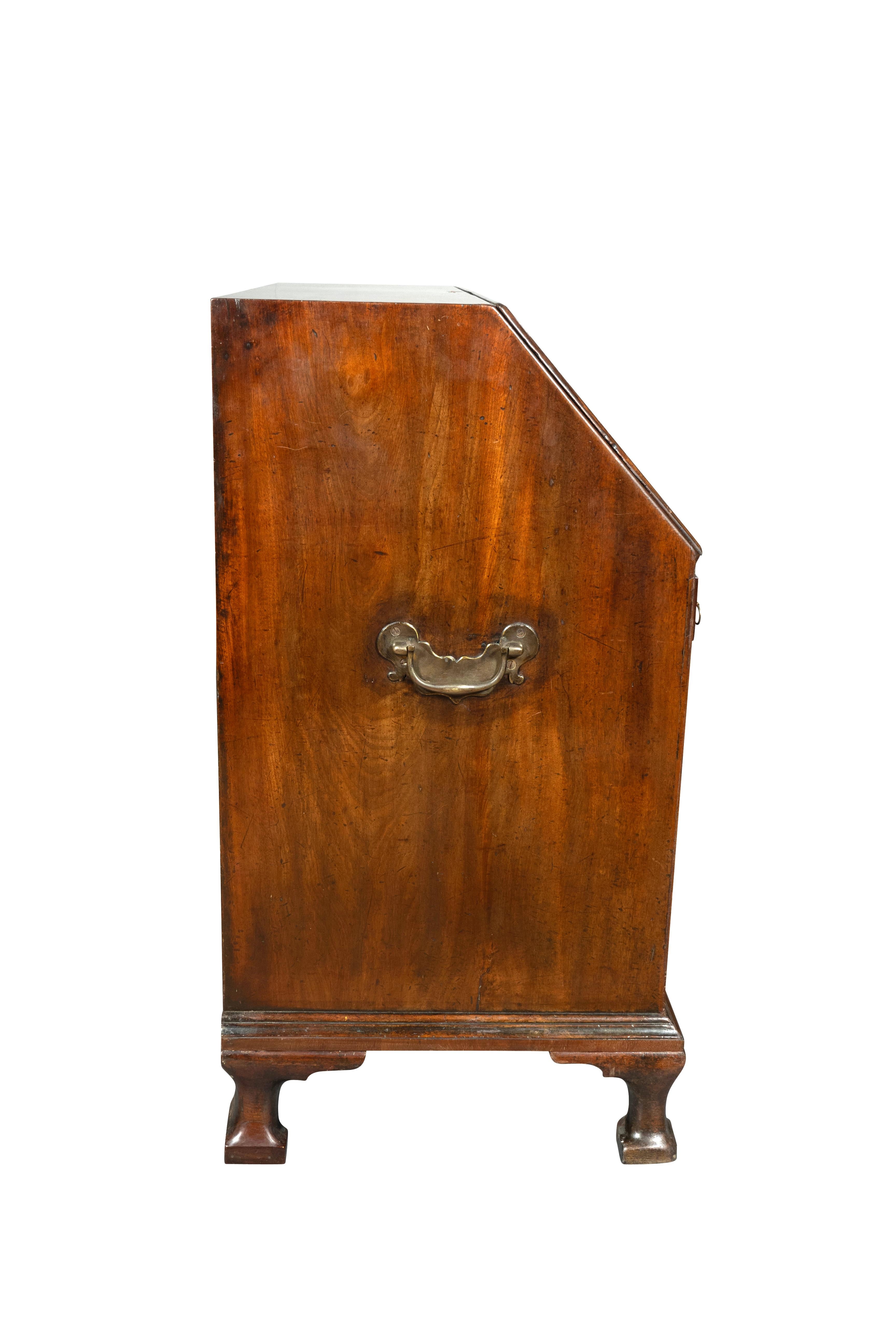 George III Mahagoni Schreibtisch mit schräger Klappe (George III.) im Angebot