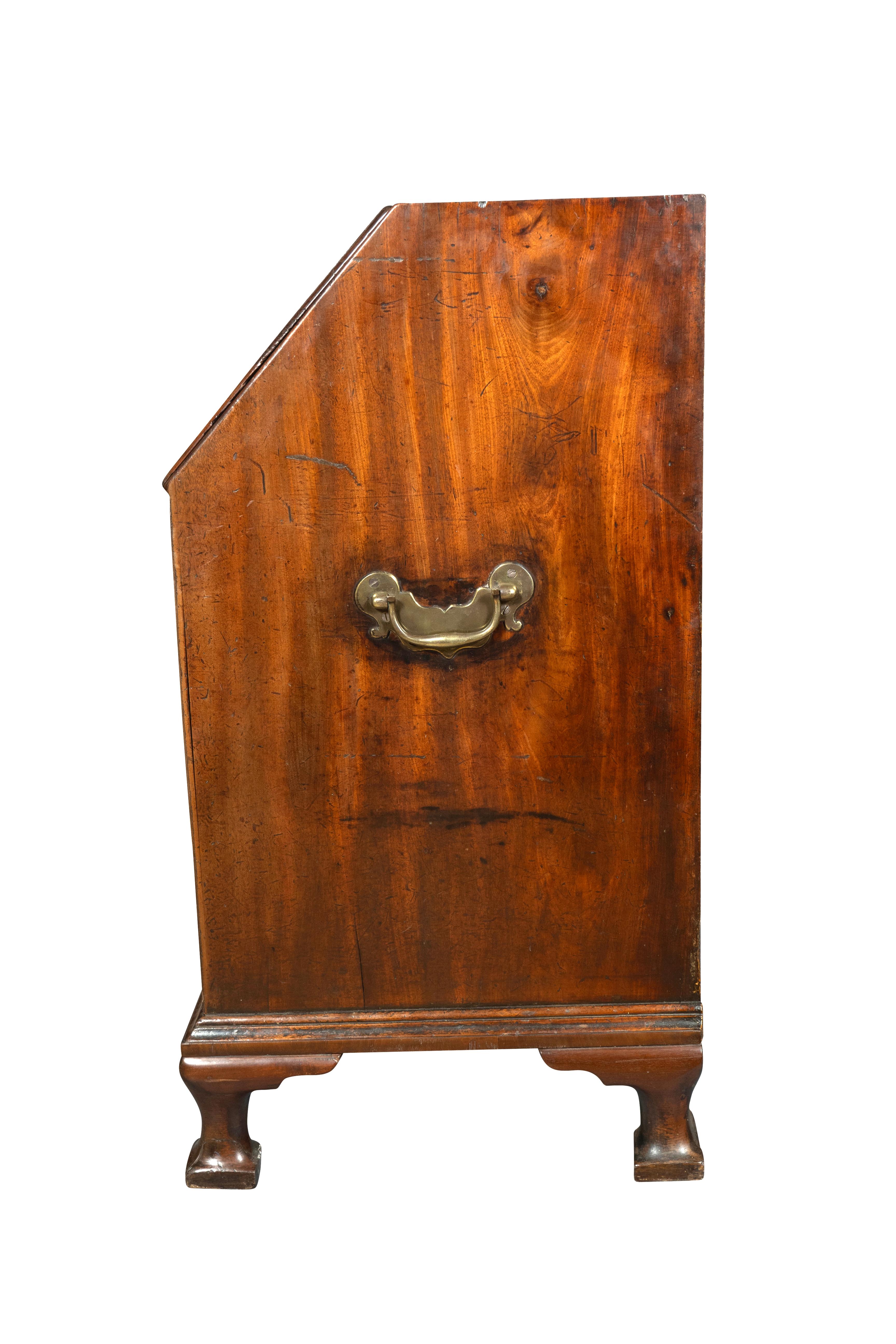 George III Mahagoni Schreibtisch mit schräger Klappe im Zustand „Gut“ im Angebot in Essex, MA