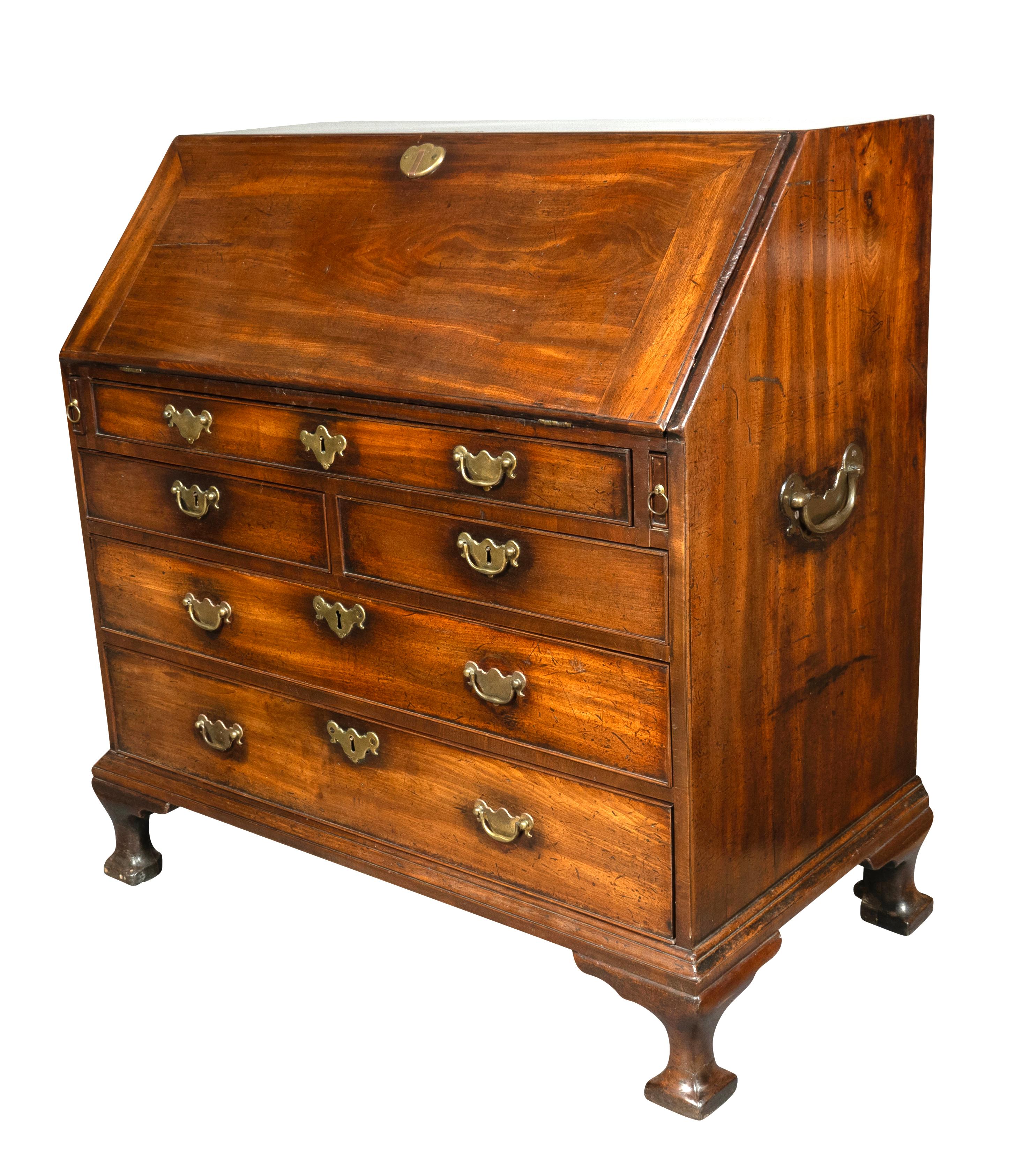 George III Mahagoni Schreibtisch mit schräger Klappe (Mitte des 18. Jahrhunderts) im Angebot
