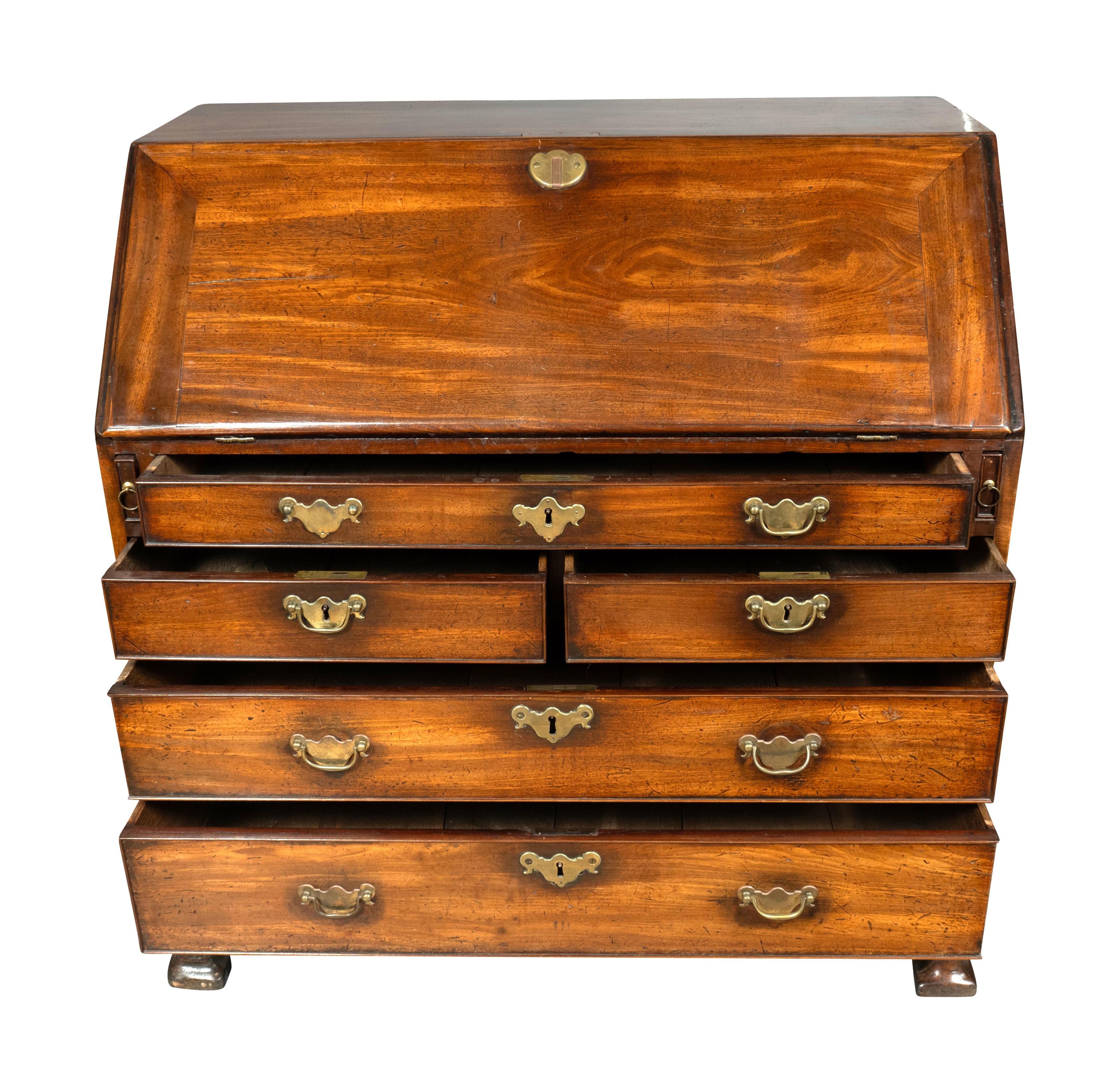 George III Mahagoni Schreibtisch mit schräger Klappe (Messing) im Angebot