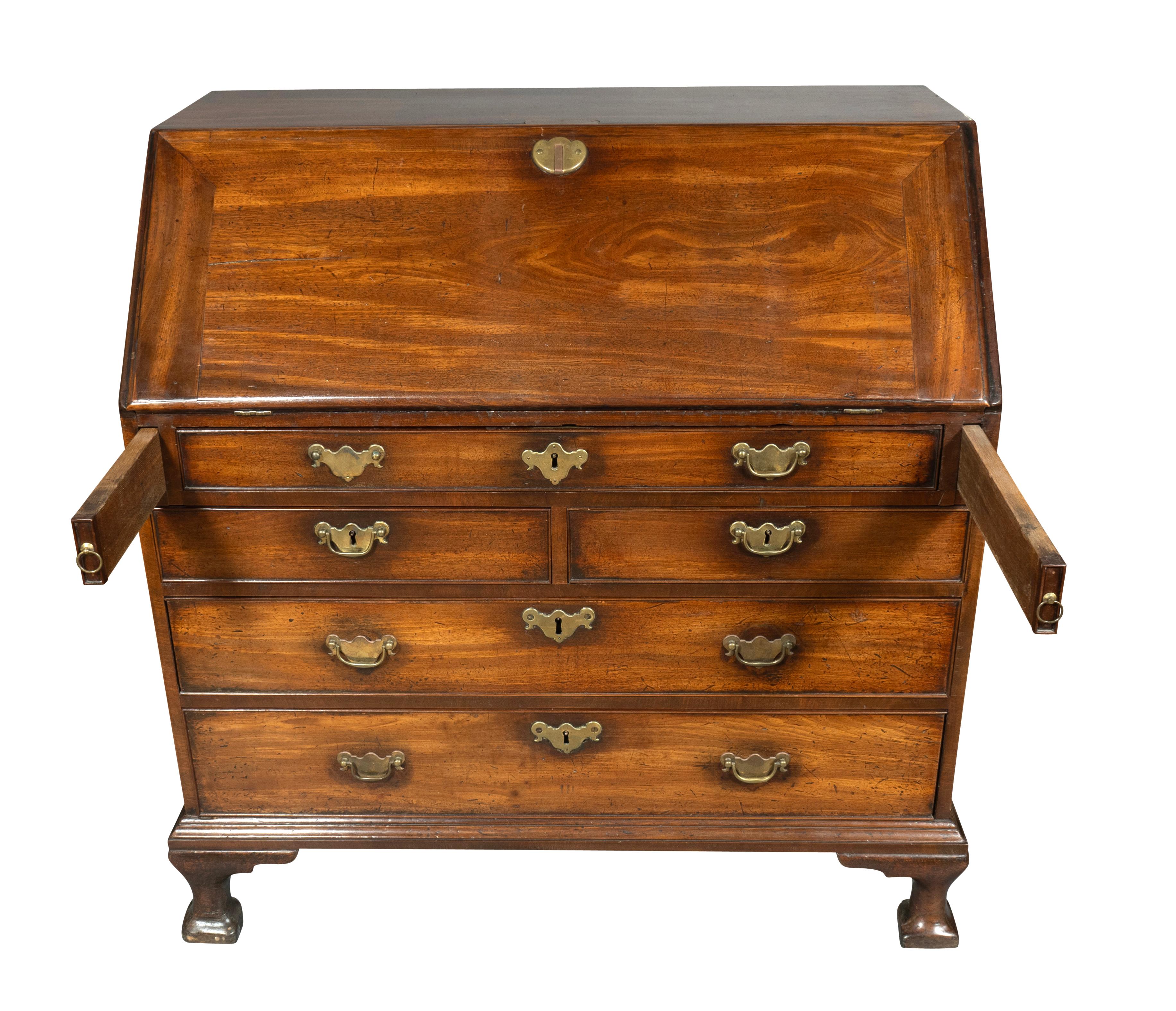 George III Mahagoni Schreibtisch mit schräger Klappe im Angebot 1