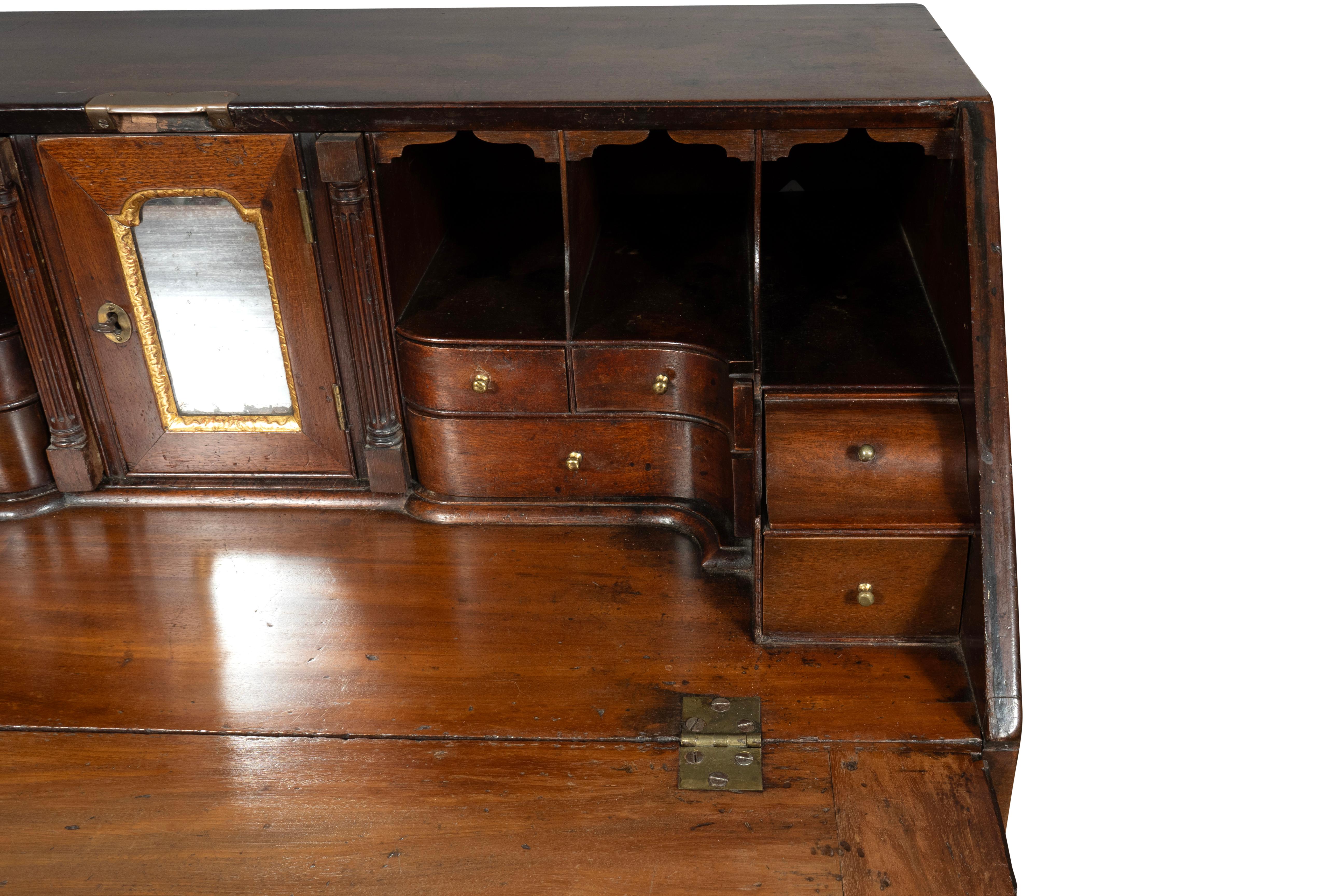 George III Mahagoni Schreibtisch mit schräger Klappe im Angebot 2