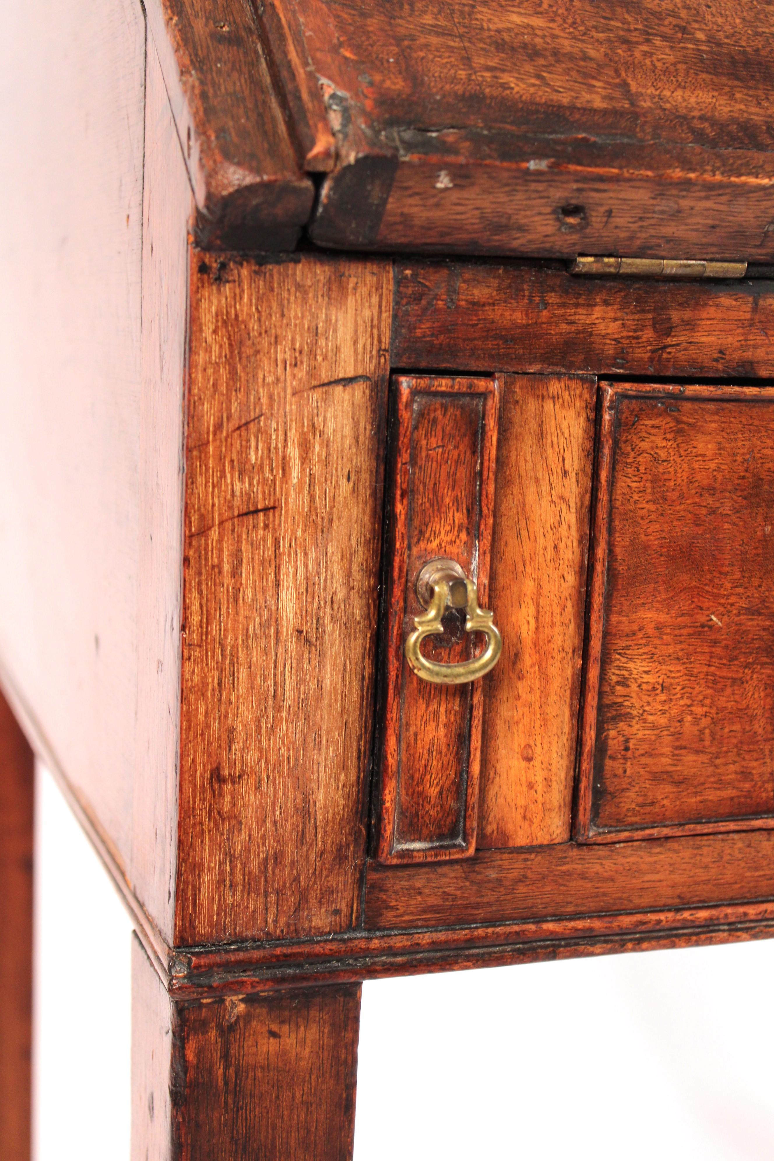 Bureau à plateau incliné George III en acajou en vente 4