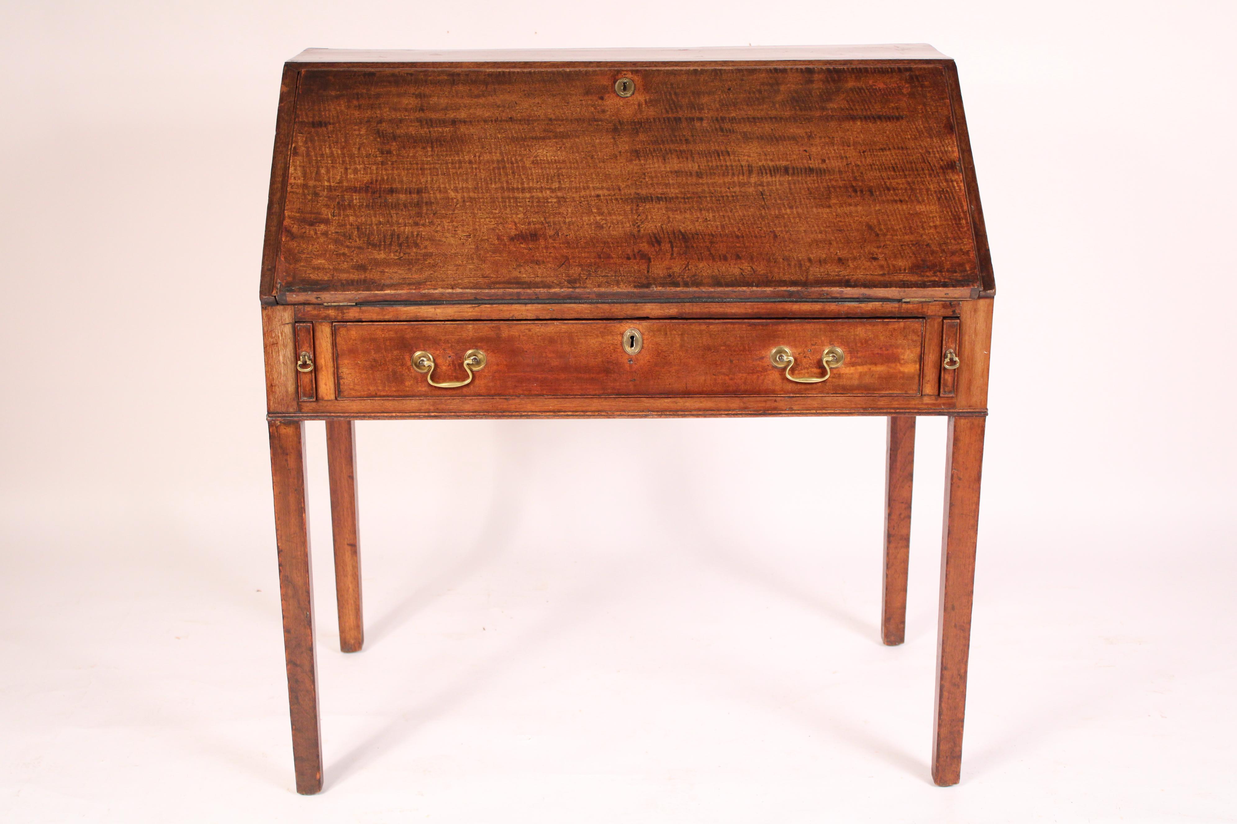 Bureau à plateau incliné en acajou de George III, XVIIIe siècle. Avec un plateau incliné en acajou peint à rayures tigrées, un tiroir en forme de coq flanqué de glissières pour soutenir le plateau incliné lorsqu'il est ouvert, l'intérieur du bureau