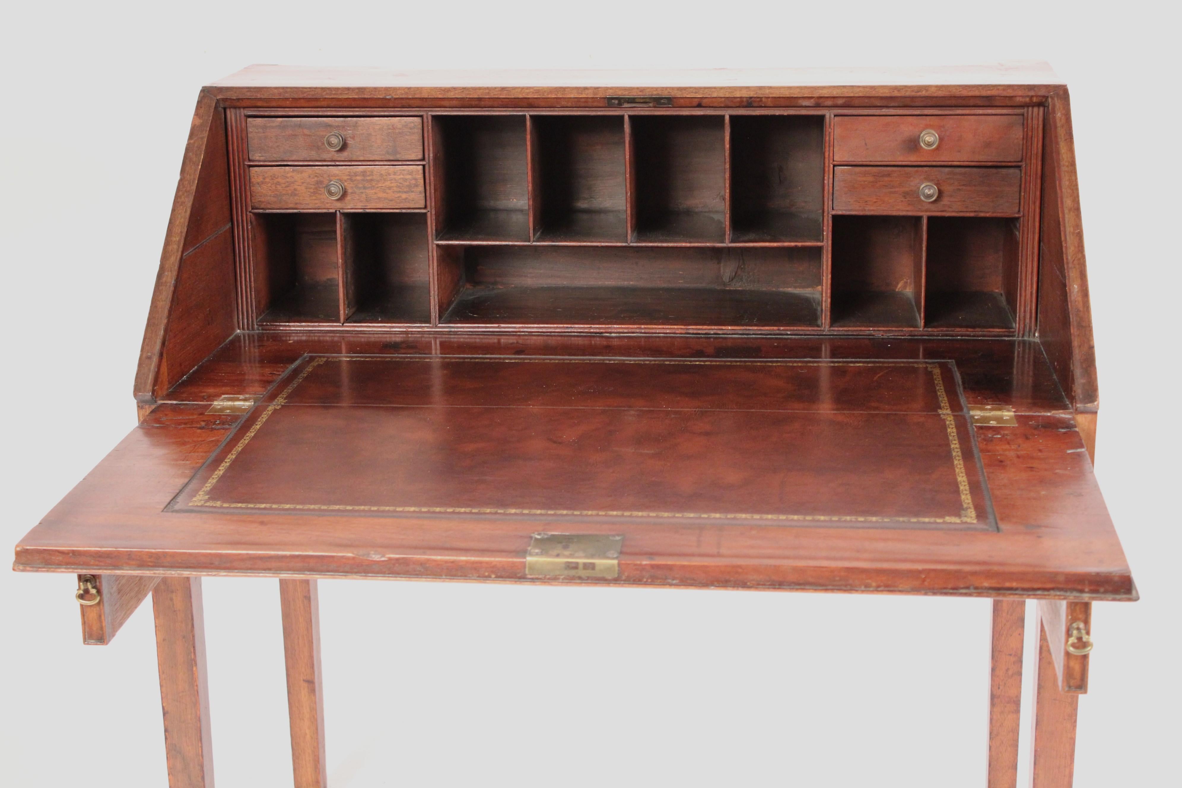 Bureau à plateau incliné George III en acajou Bon état - En vente à Laguna Beach, CA