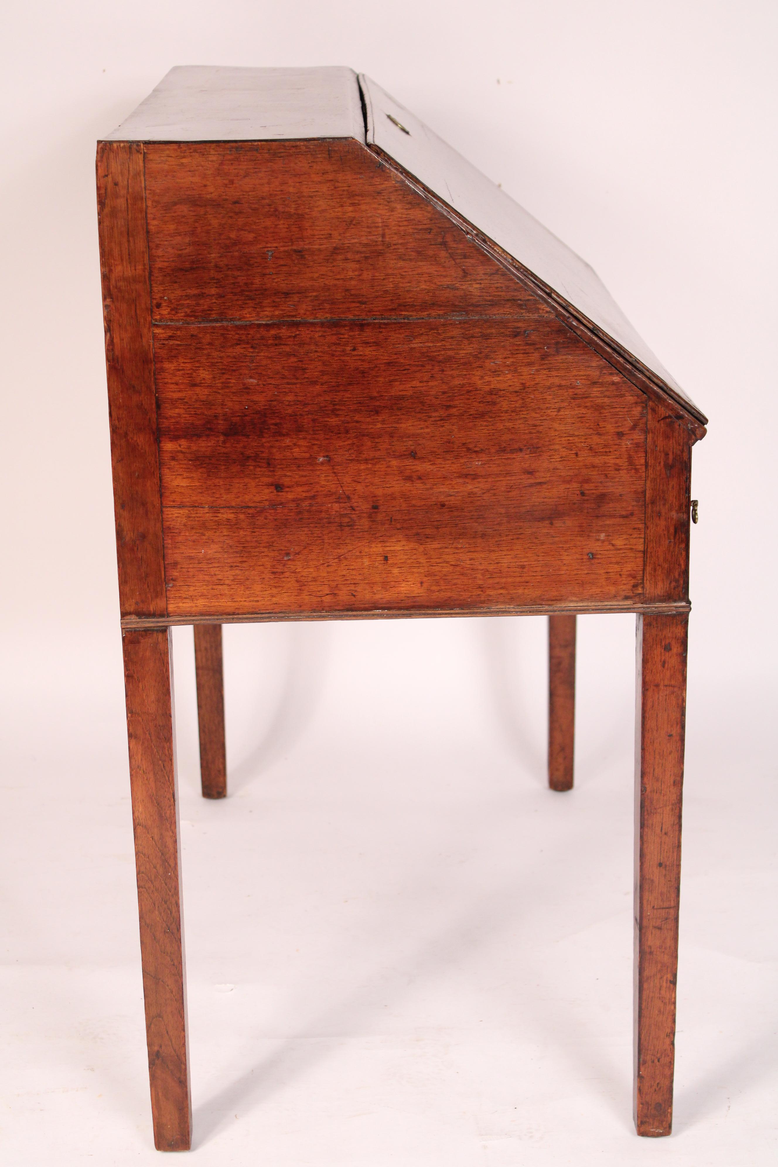 XVIIIe siècle Bureau à plateau incliné George III en acajou en vente