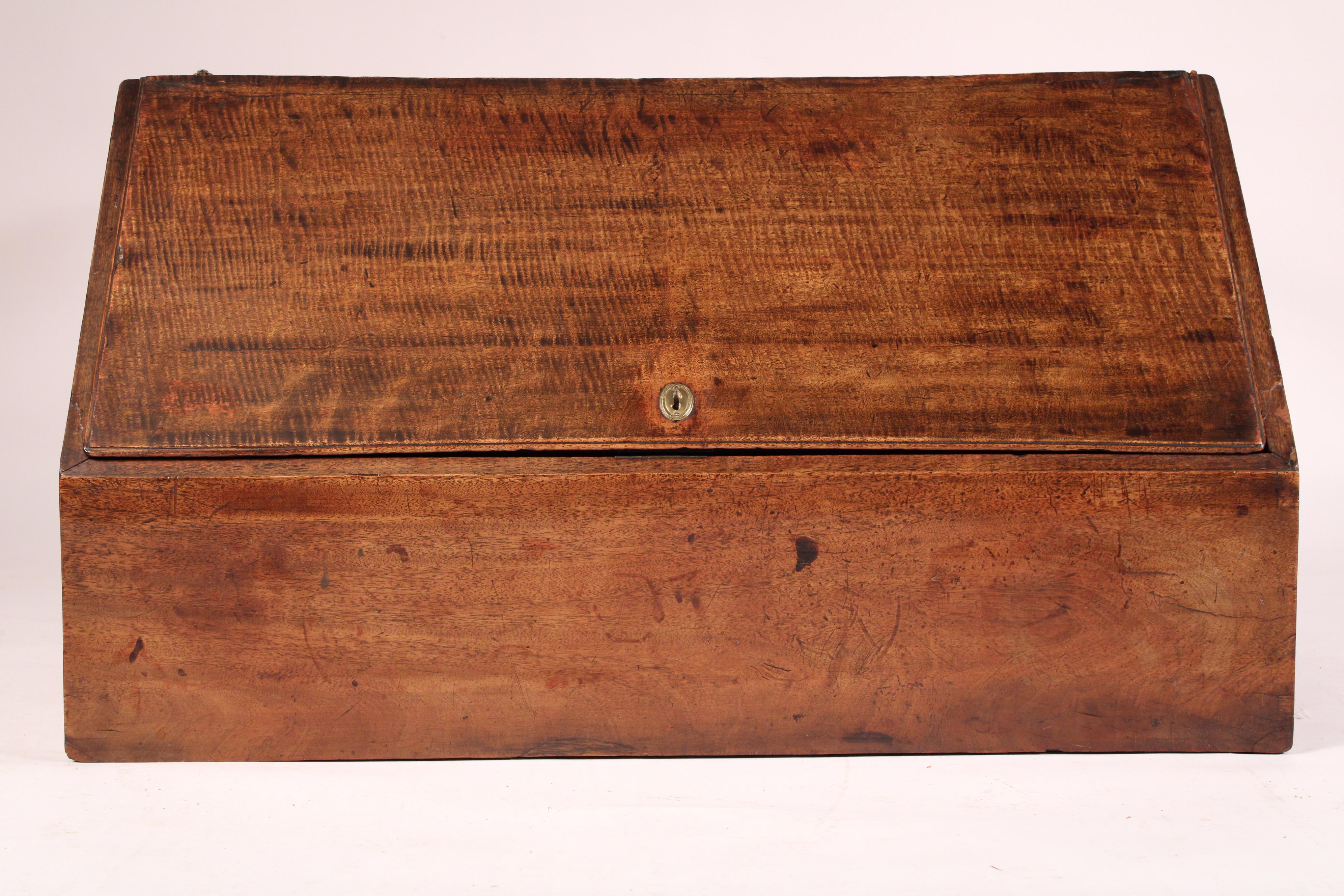 Bureau à plateau incliné George III en acajou en vente 1