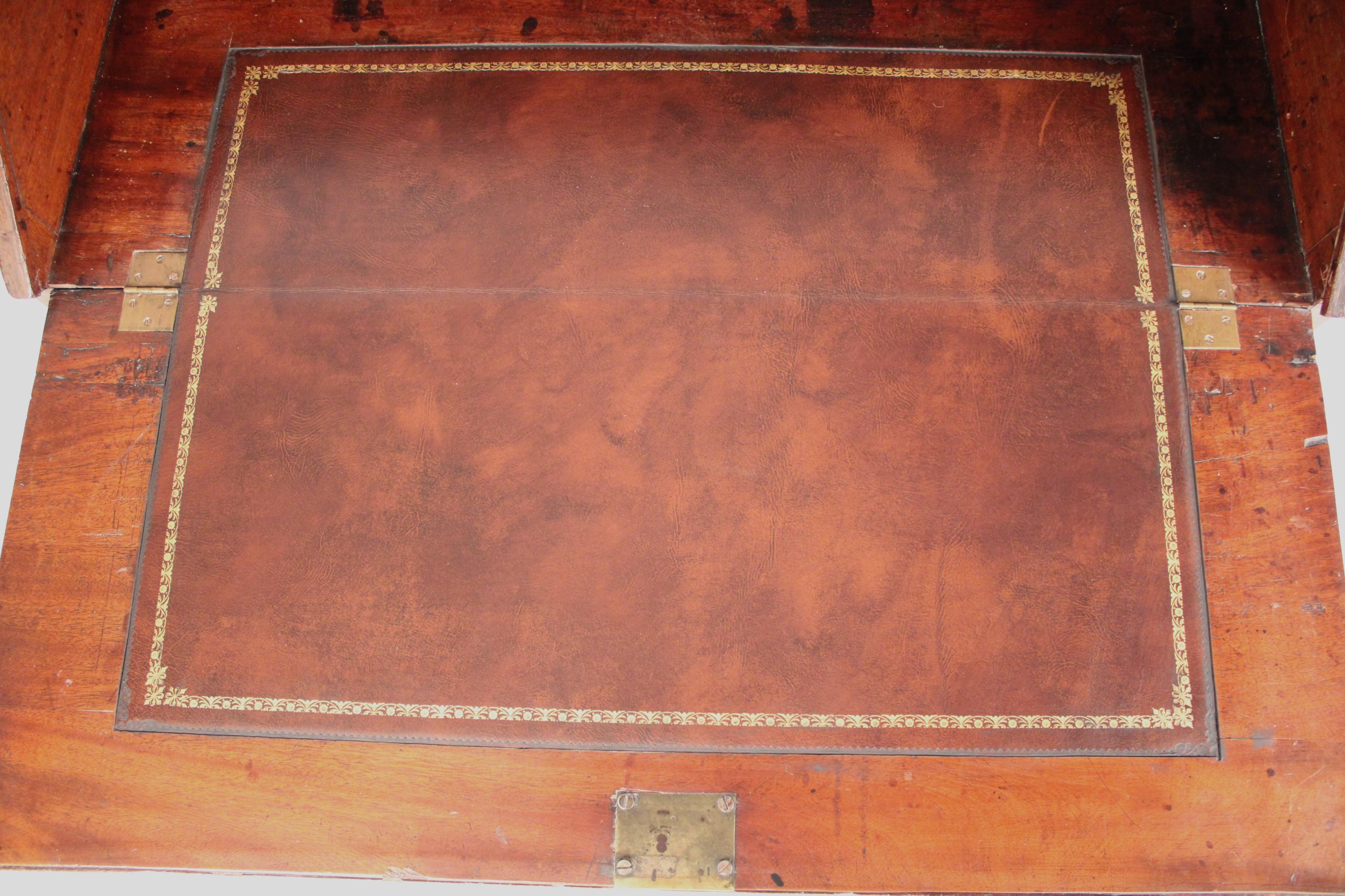 Bureau à plateau incliné George III en acajou en vente 2