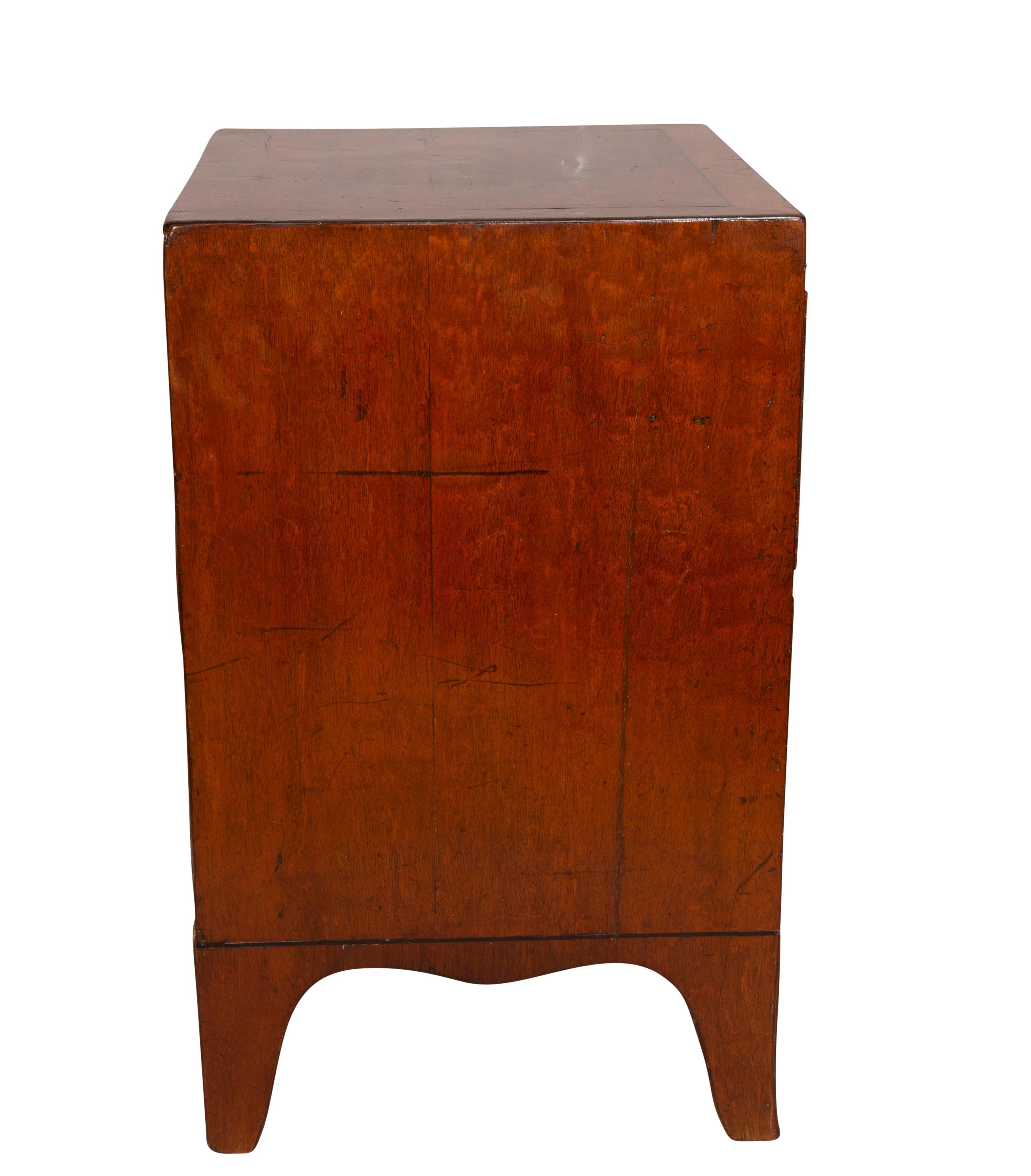 George III Mahogany Small Chest of Drawers In Good Condition For Sale In Essex, MA