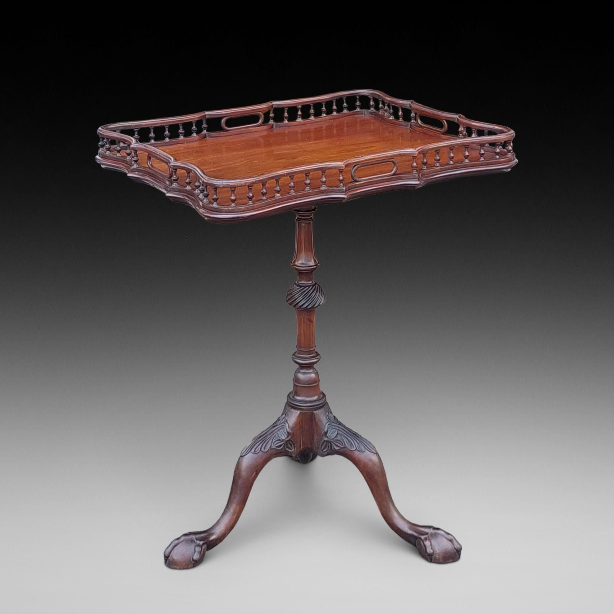 Tavolo a scatto in mogano di George III con intarsi in ottone sulla parte superiore della galleria a fuso su colonna tornita a spirale che conduce a gambe a treppiede intagliate ad acanto su piedi a sfera e artiglio in stile Chippendale - 24 