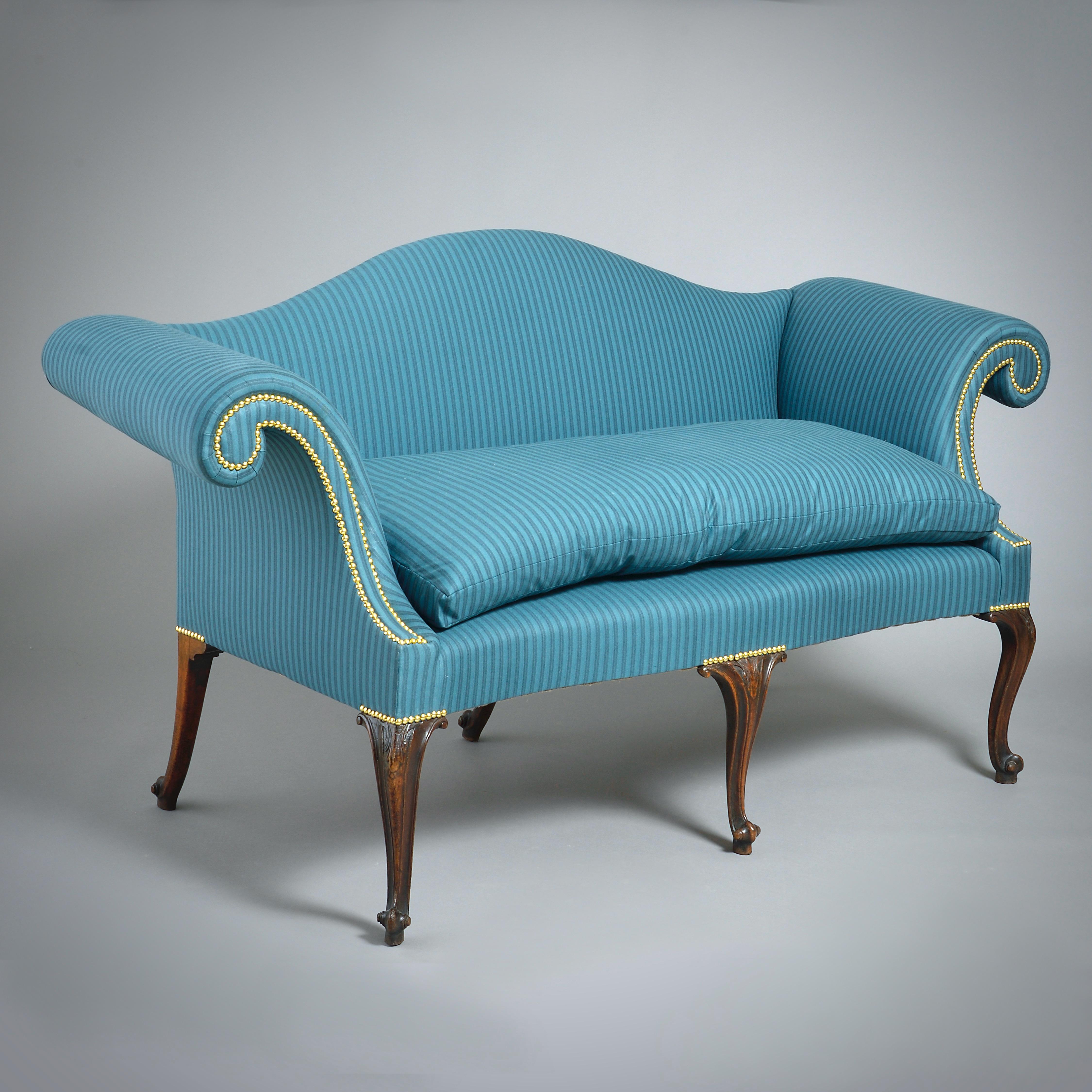 CANAPÉ EN ACAJOU GEORGE III, VERS 1775.

Dos de chameau et accoudoirs à enroulements sur des pieds cabrioles sculptés d'acanthes.