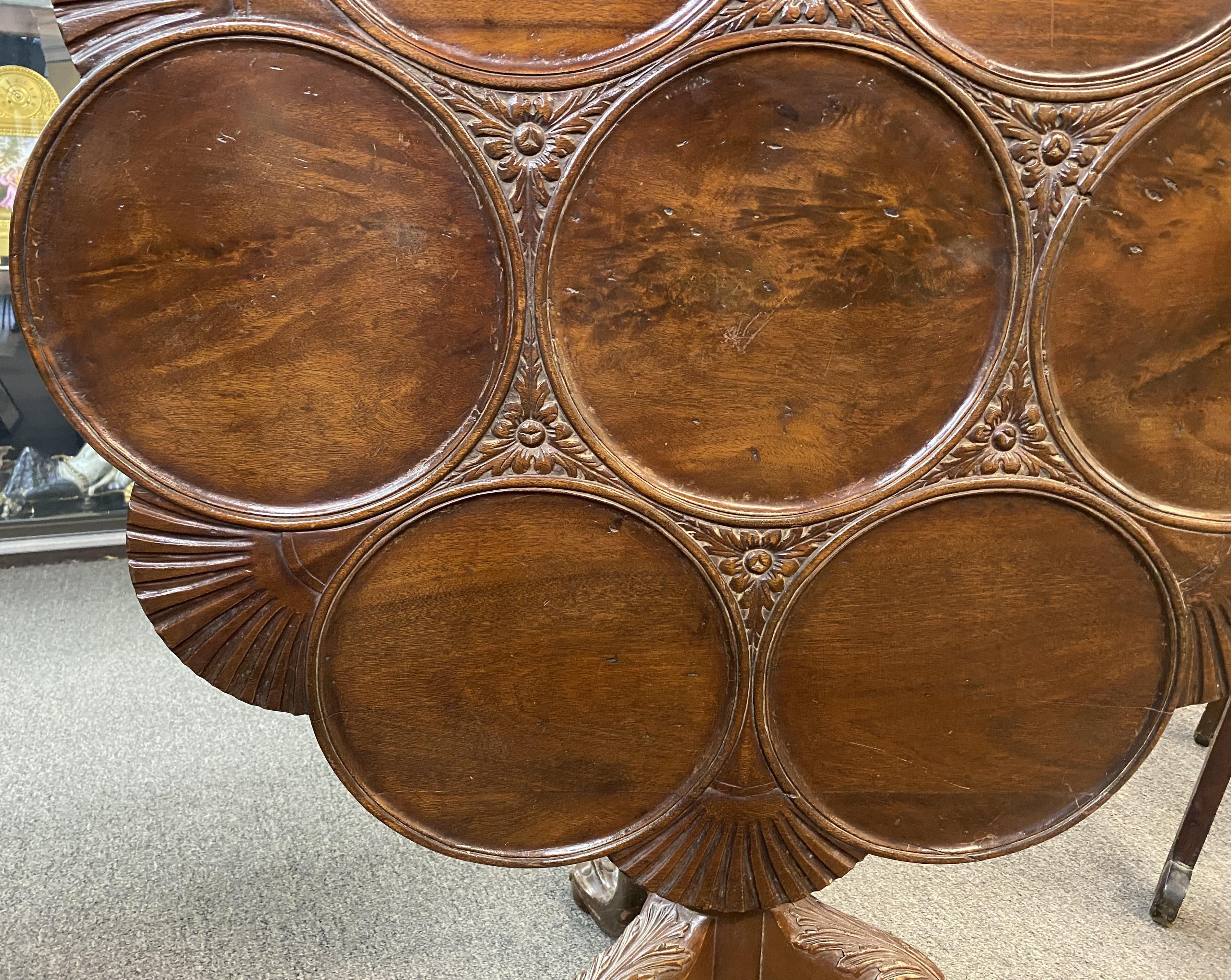Hand-Carved George III Mahogany Supper Table with Shell Carvings circa 1785 For Sale