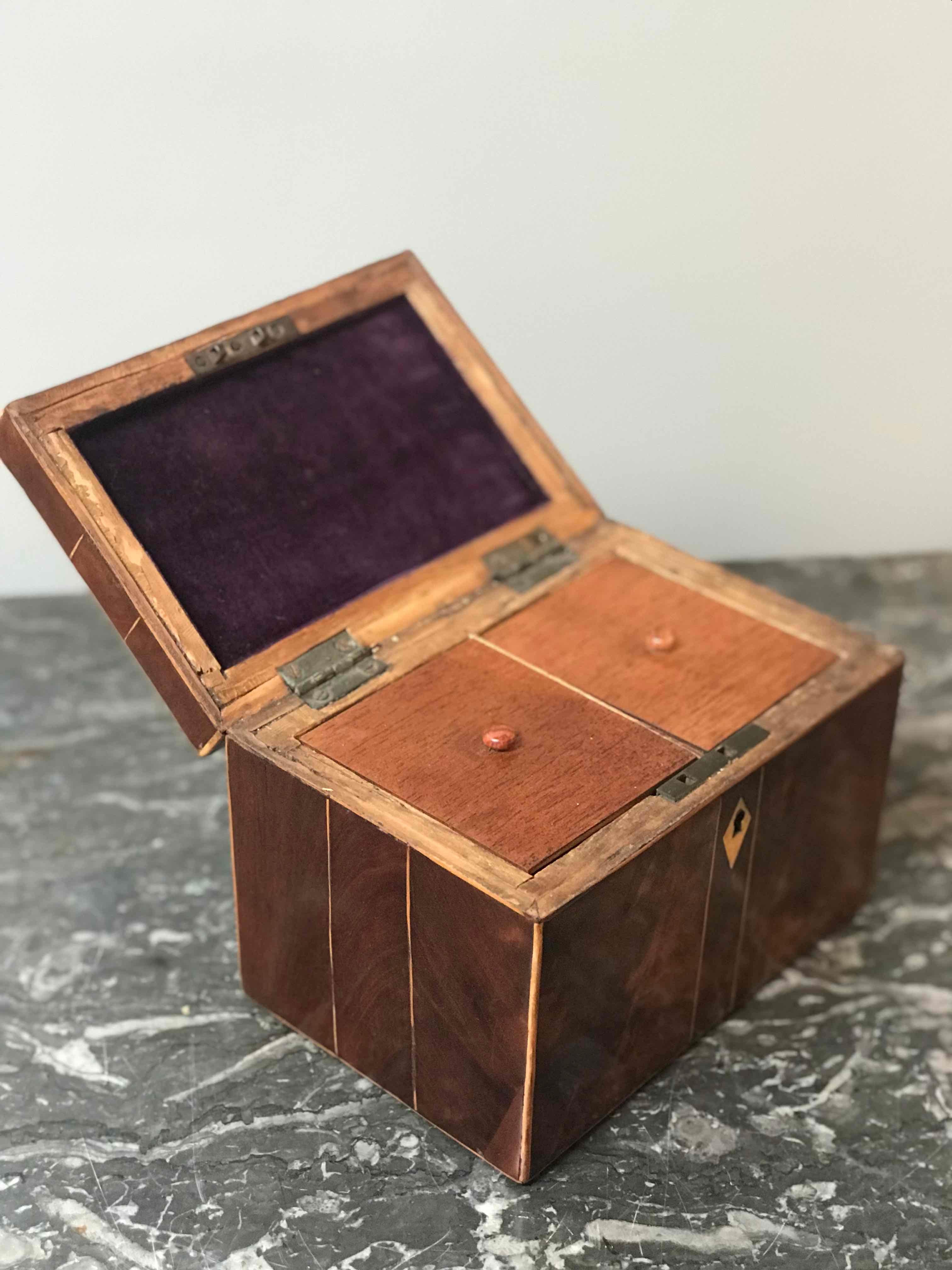 George III Mahogany Tea Caddy from Early 19th Century England In Good Condition In Los Angeles, CA