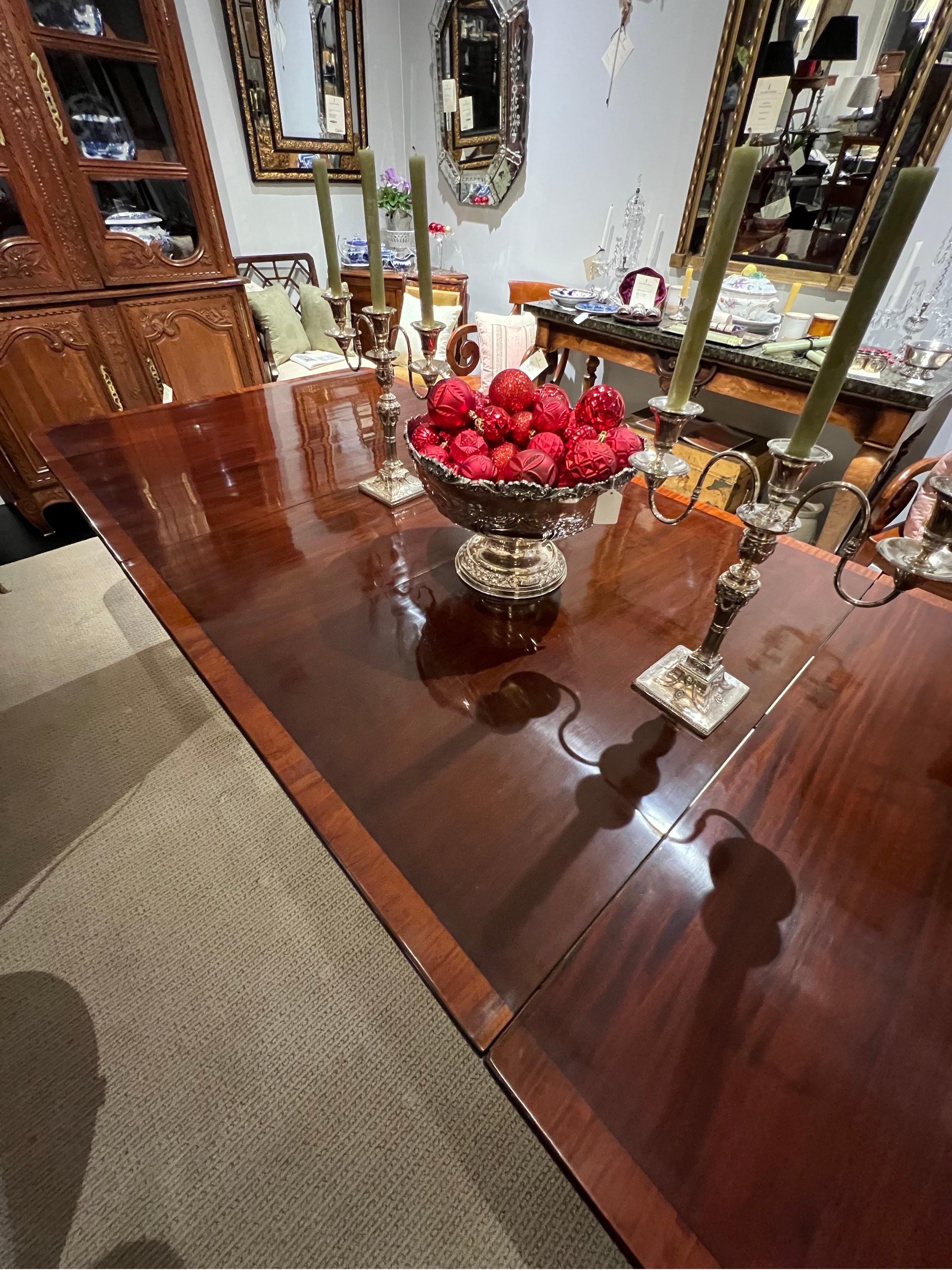 George Iii Mahogany Three pedestal Dining Table with 2 leaves  In Good Condition In New York, NY