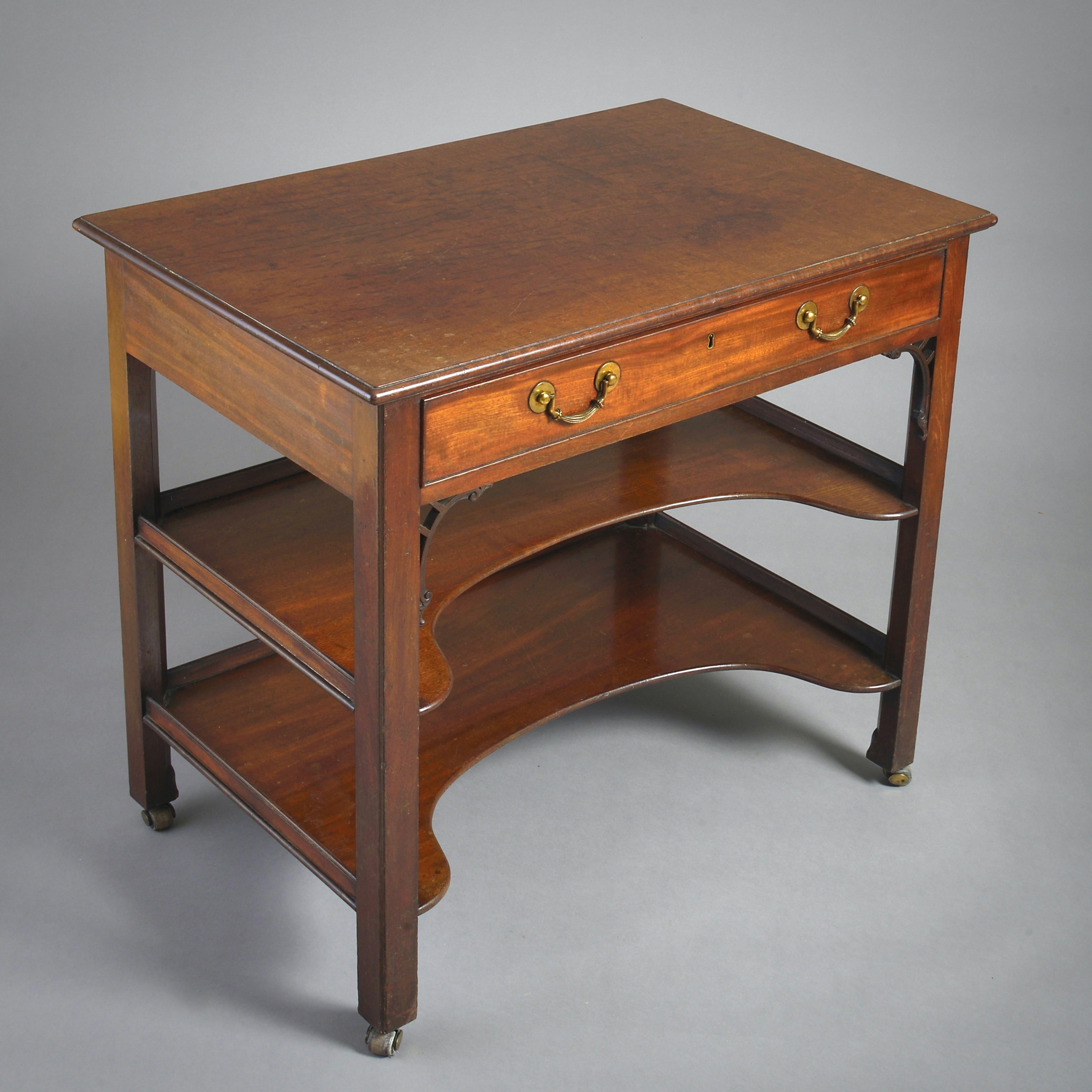 XVIIIe siècle et antérieur Table d'appoint à trois niveaux en acajou de style George III en vente