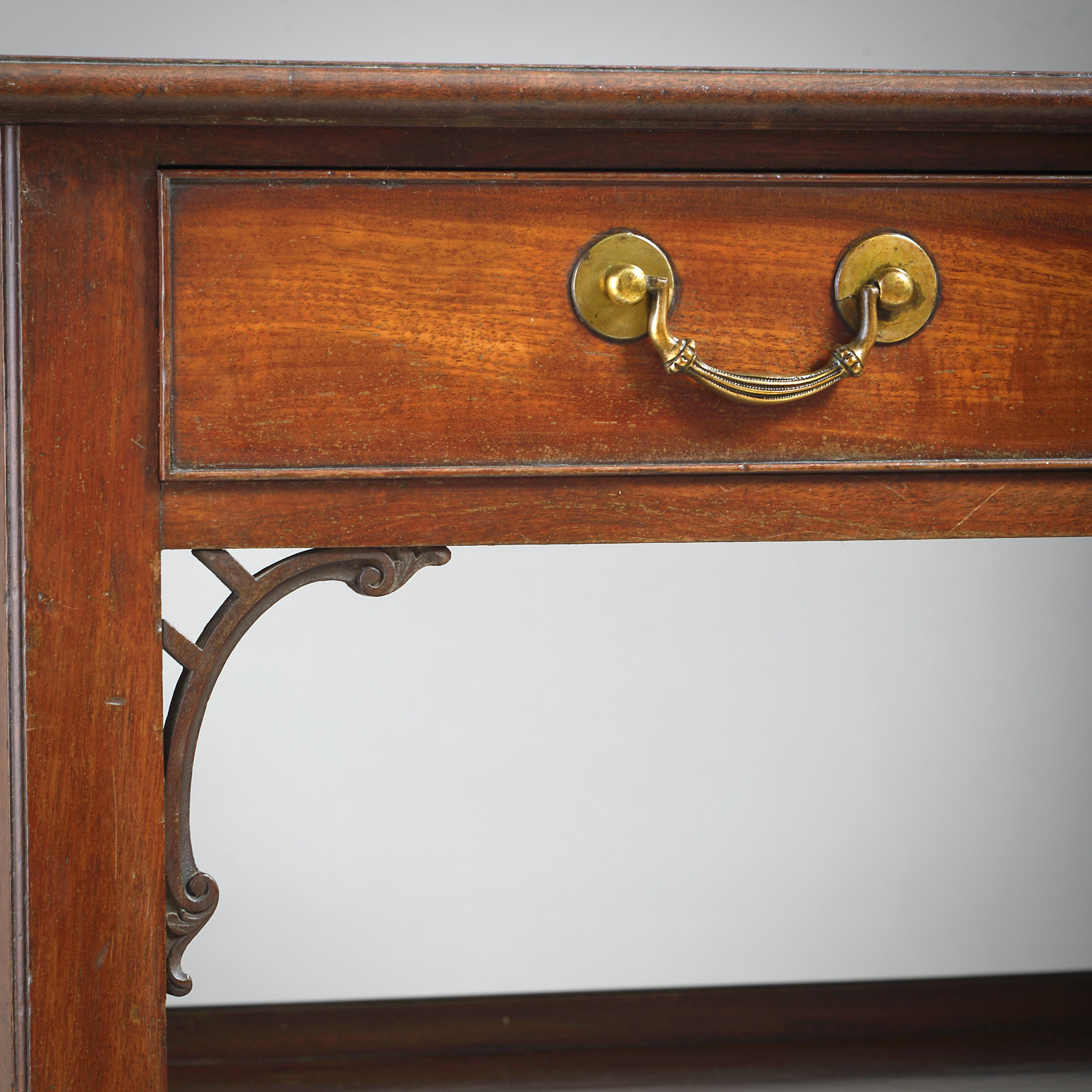 Table d'appoint à trois niveaux en acajou de style George III en vente 1