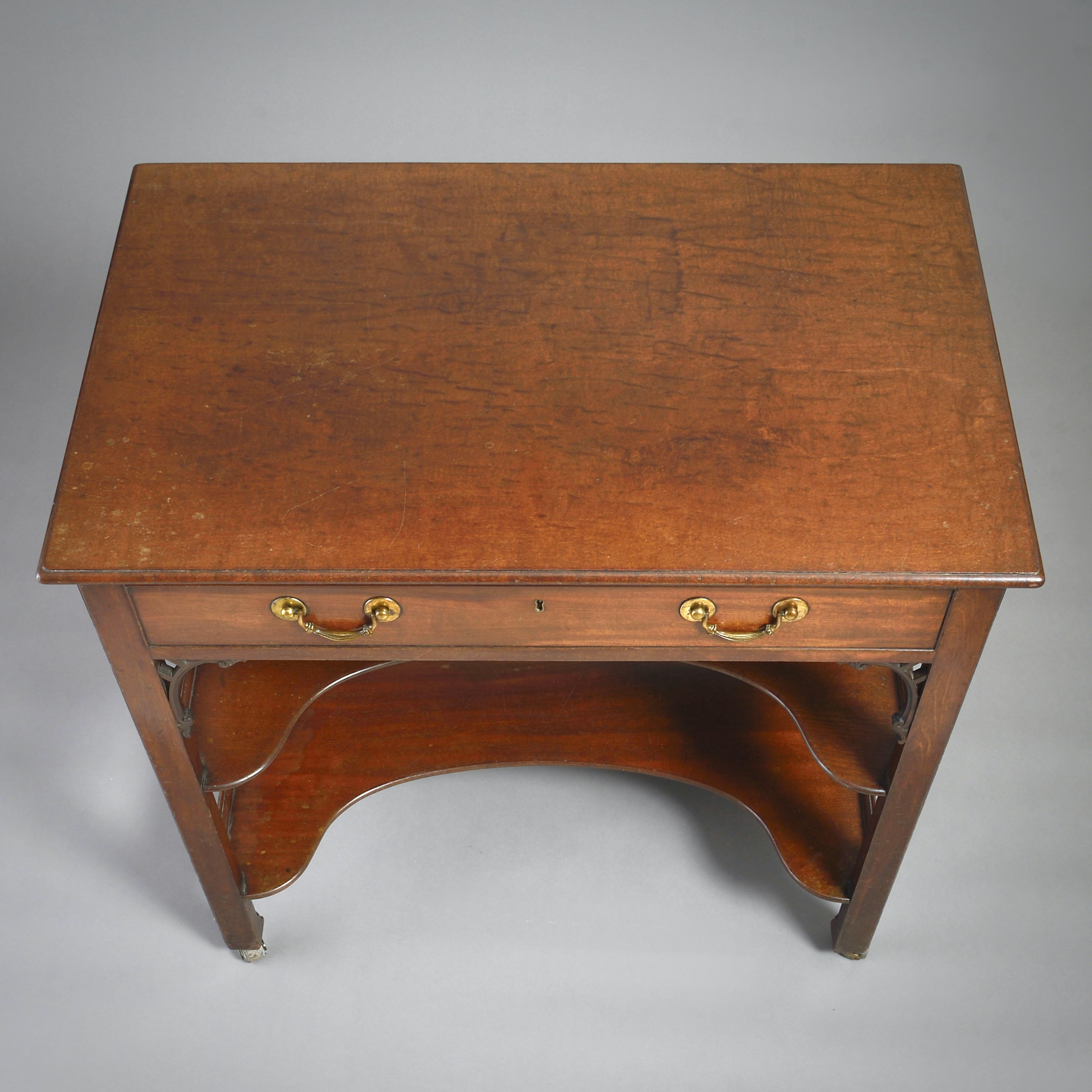 Acajou Table d'appoint à trois niveaux en acajou de style George III en vente