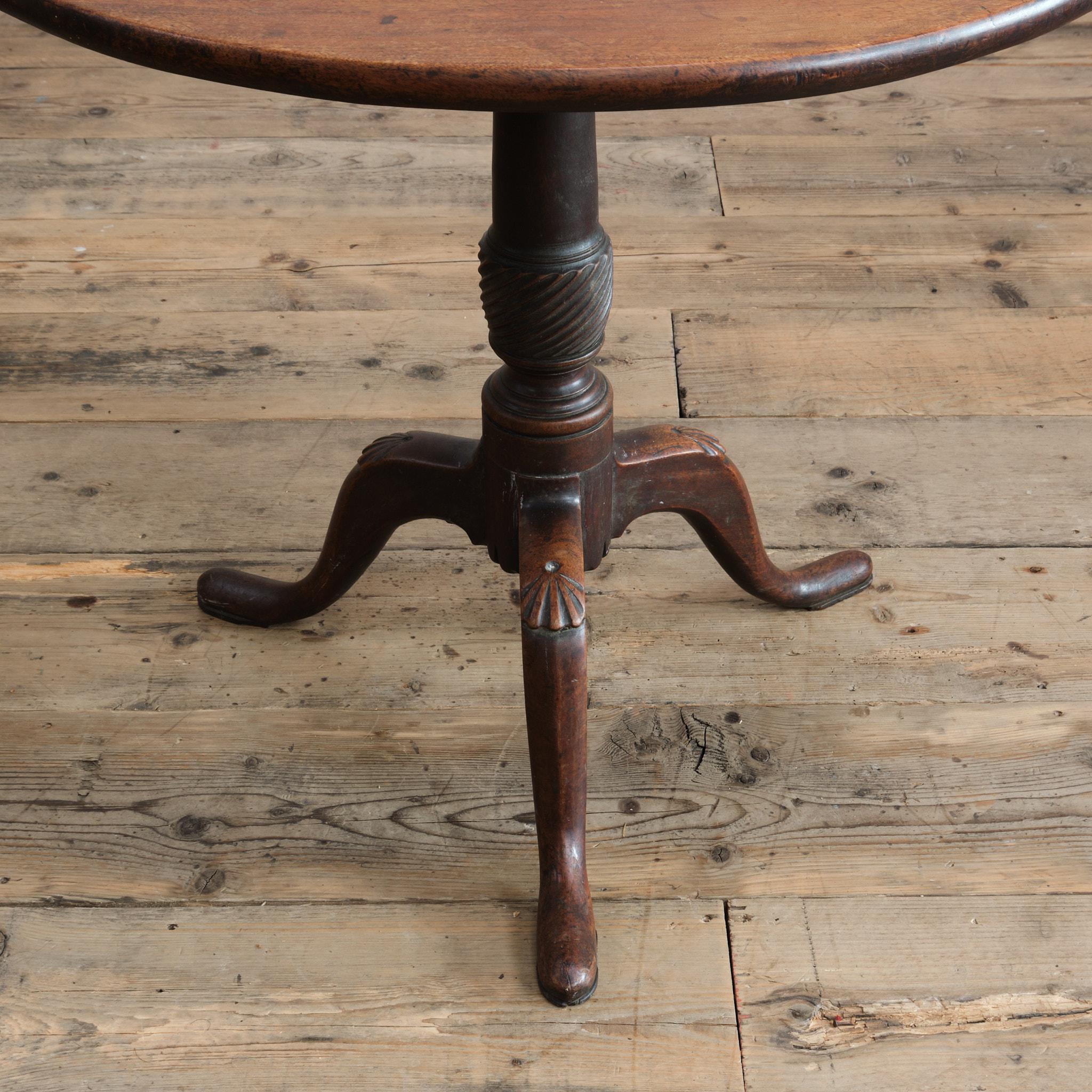 Table à plateau basculant en acajou de la fin du XVIIIe siècle. Le plateau en acajou d'une seule pièce sur un épais support tourné reposant sur trois pieds cabriole décoratifs avec des pieds pad. En bon état d'origine avec une belle patine d'usage.