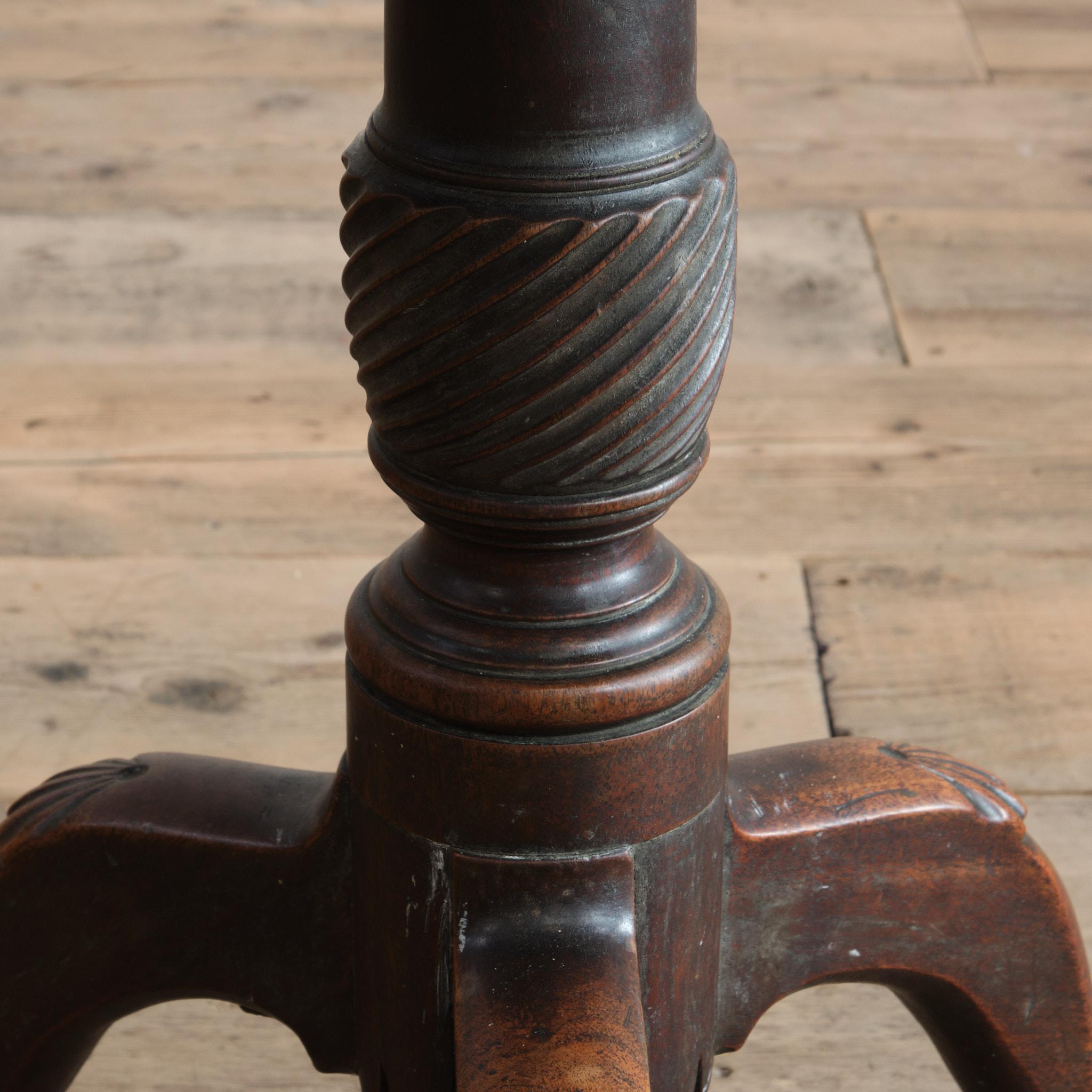 Anglais Table à plateau basculant en acajou George III en vente
