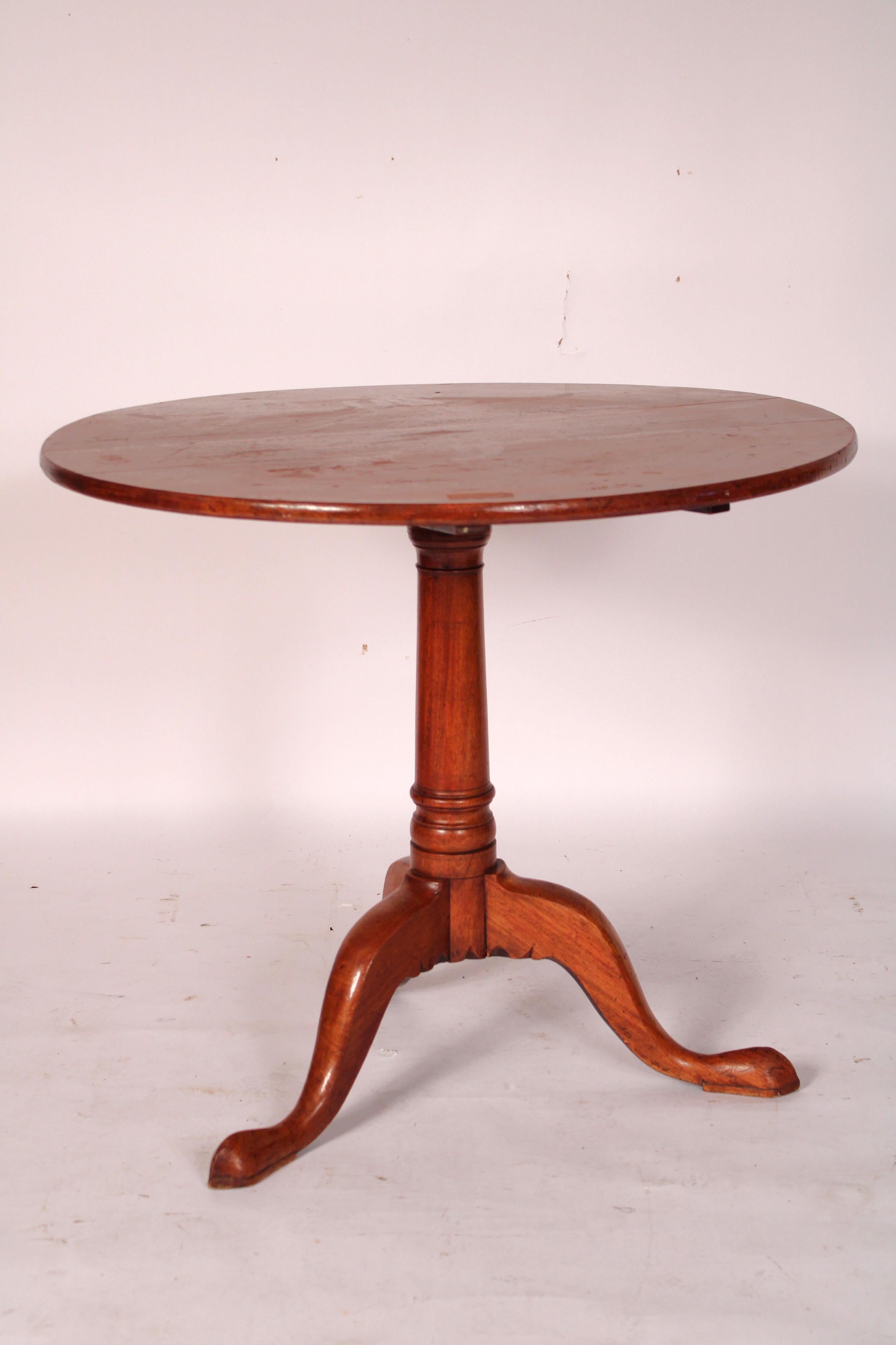 XVIIIe siècle et antérieur Table à plateau basculant en acajou George III en vente
