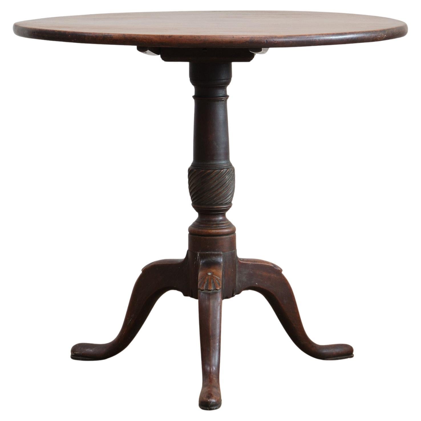 Table à plateau basculant en acajou George III en vente
