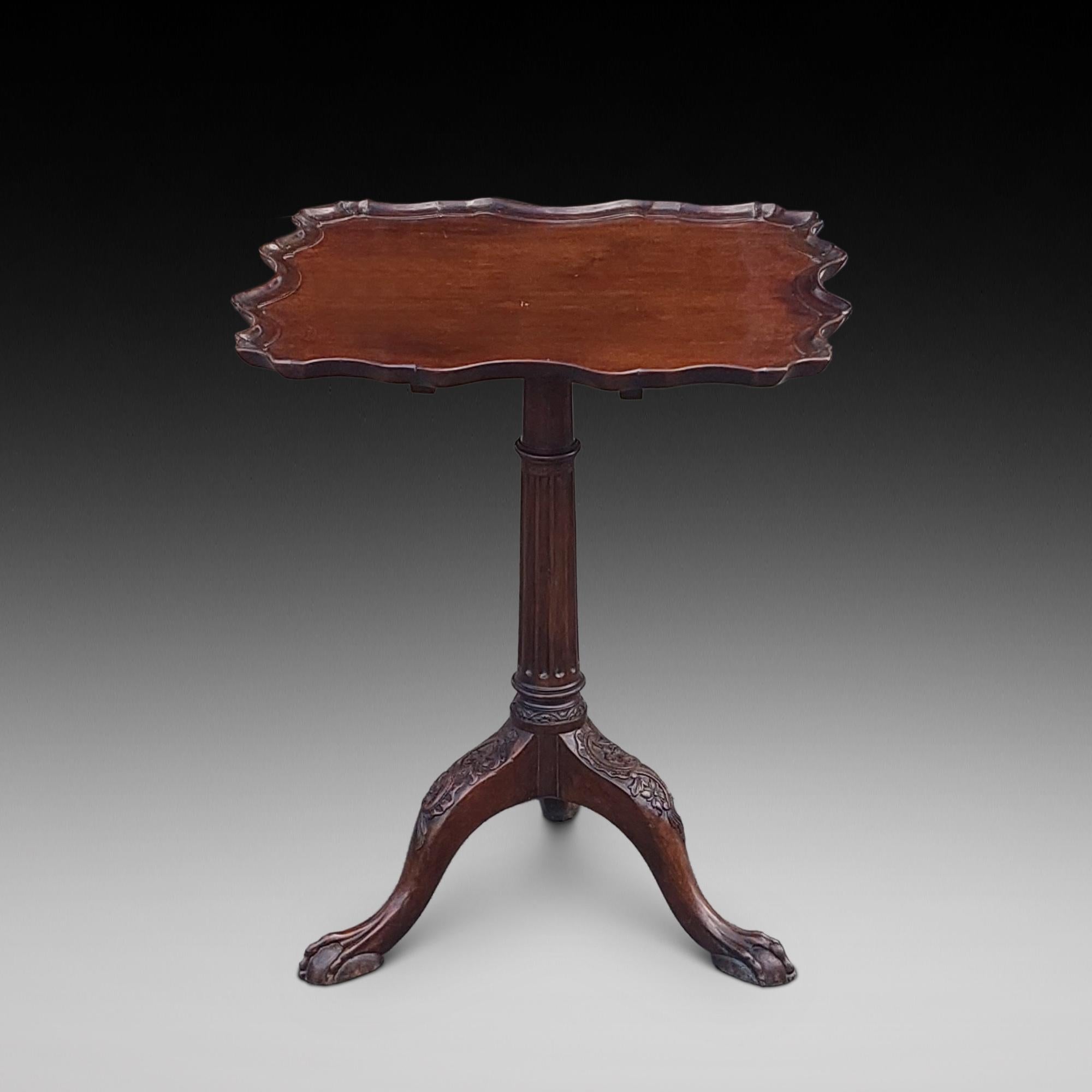 Mesa trípode inclinable de caoba de Jorge III con tablero cuadrado festoneado de corteza de pastel sobre un pie acanalado y estrecho con patas cabriolé talladas en hojas de estilo rococó y patas de bola y garra 20 