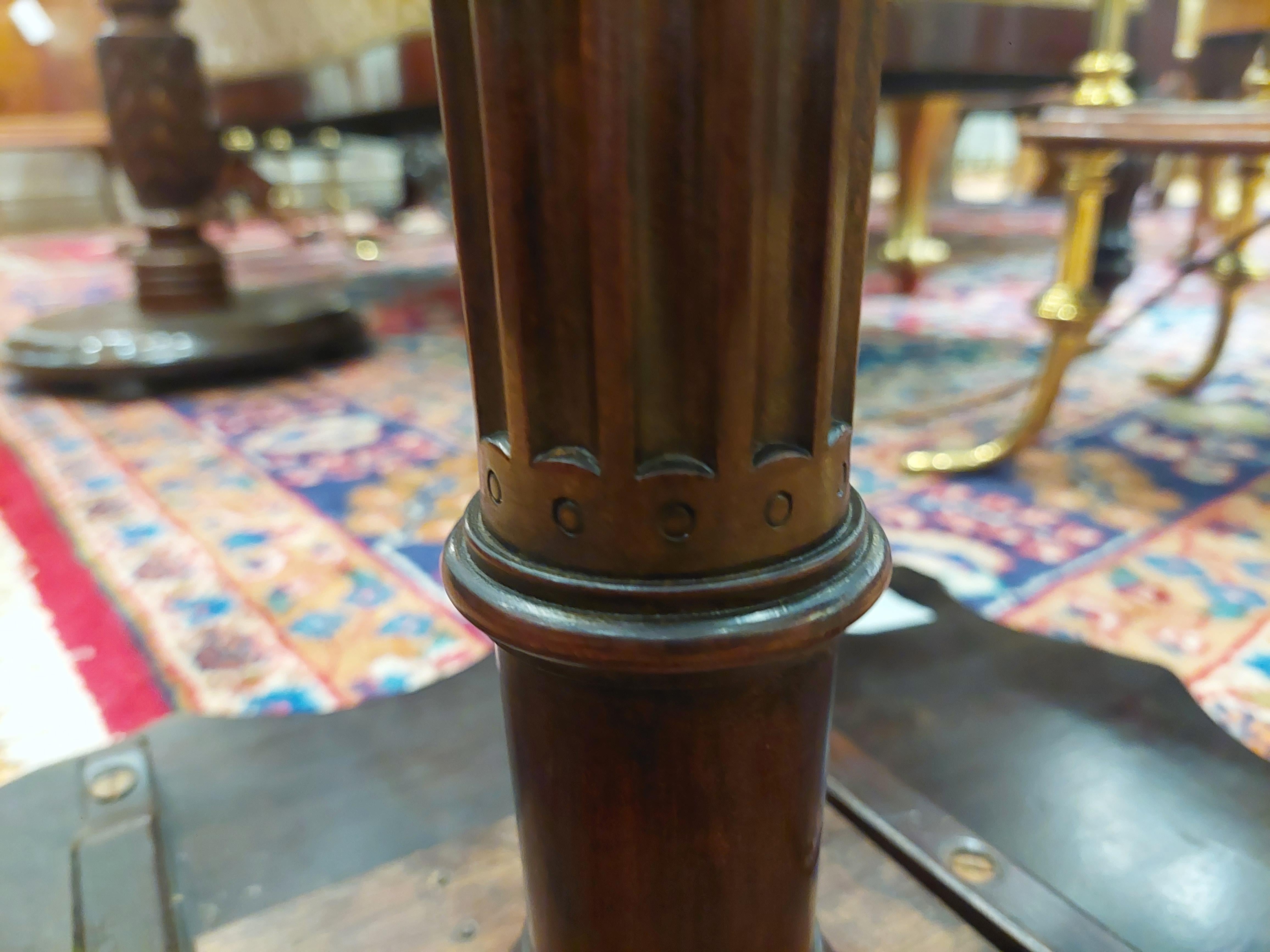 Mesa trípode basculante de caoba Jorge III 2