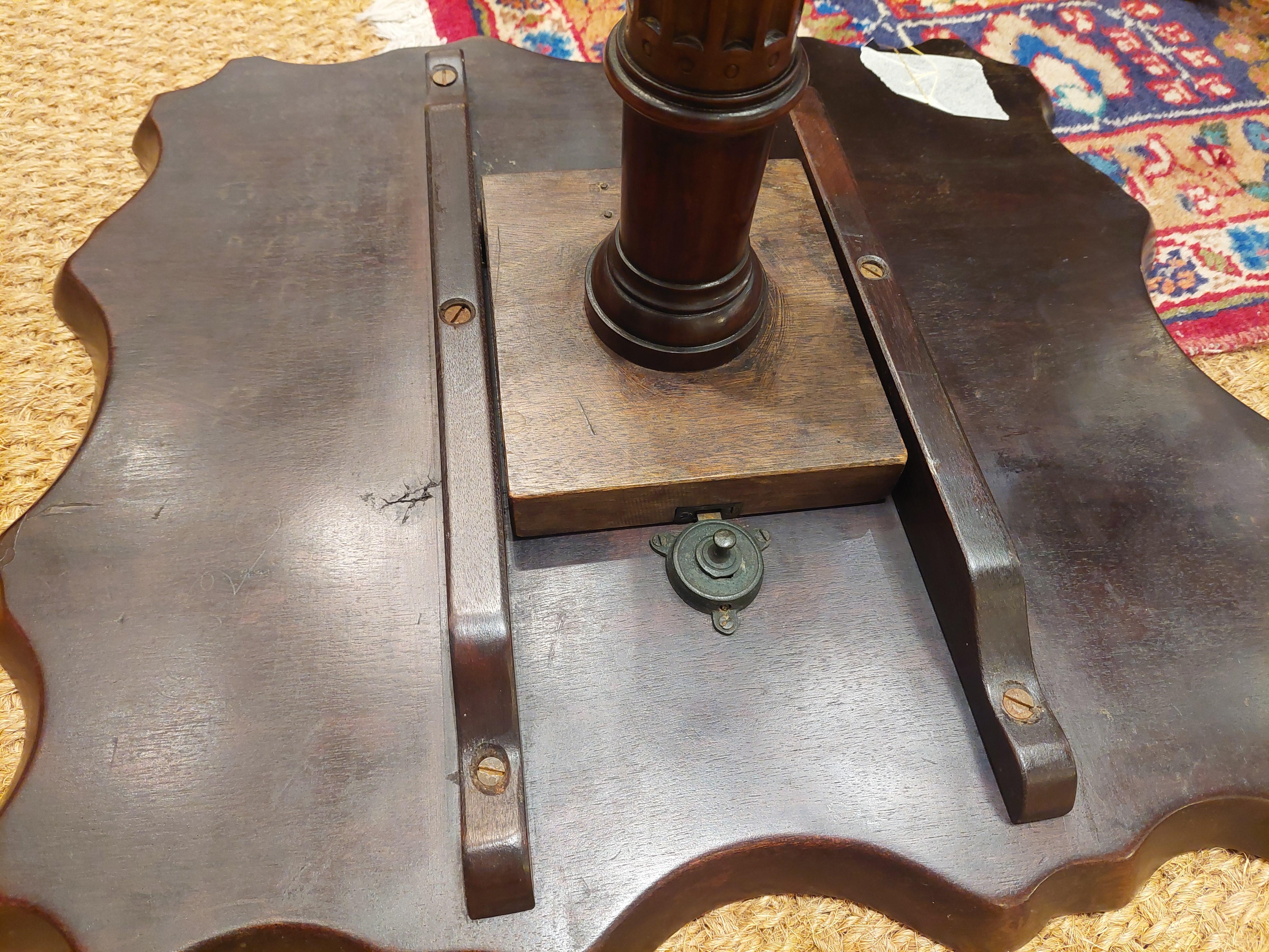 Mesa trípode basculante de caoba Jorge III 3