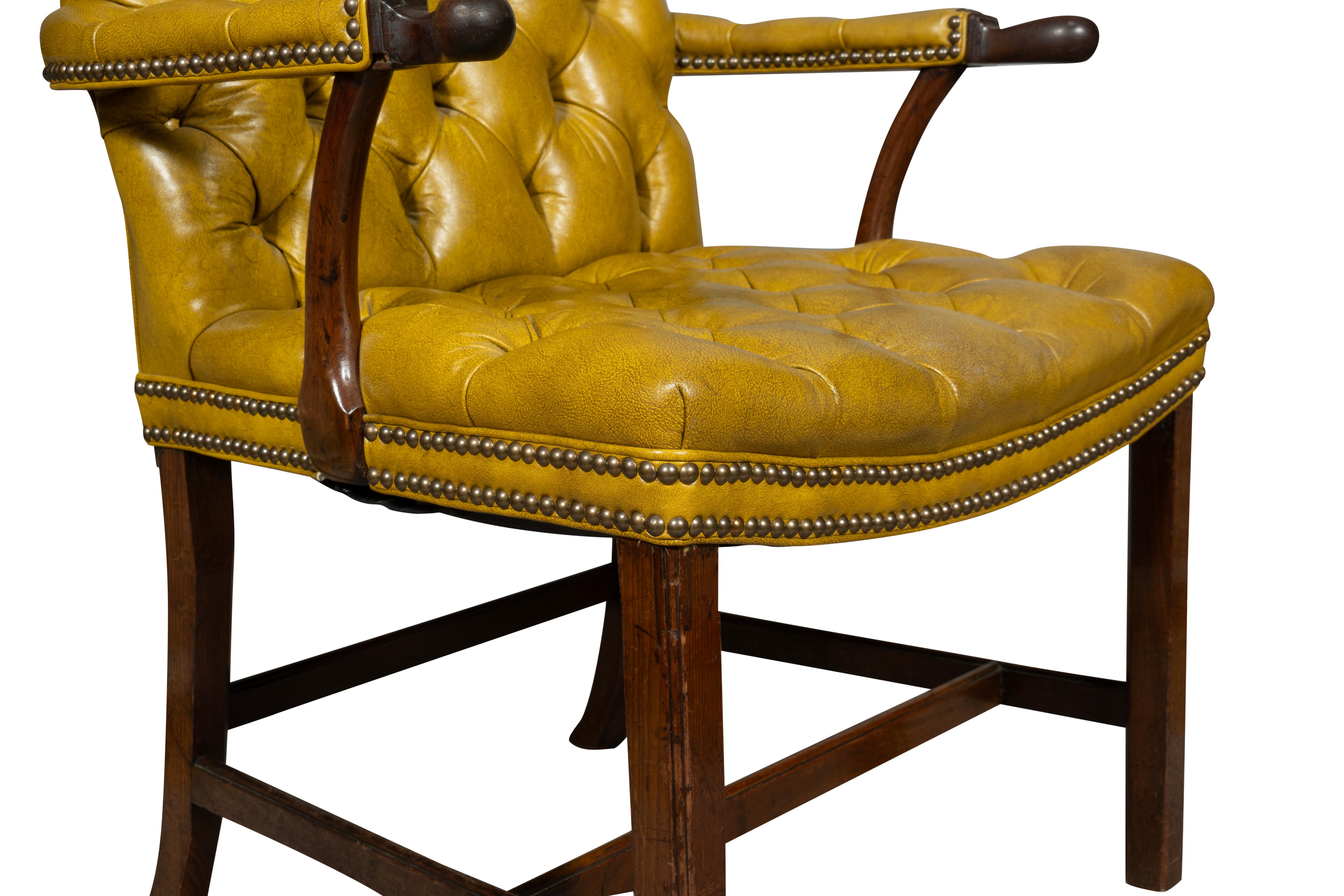 Sillón Jorge III de caoba y cuero acolchado en venta 4