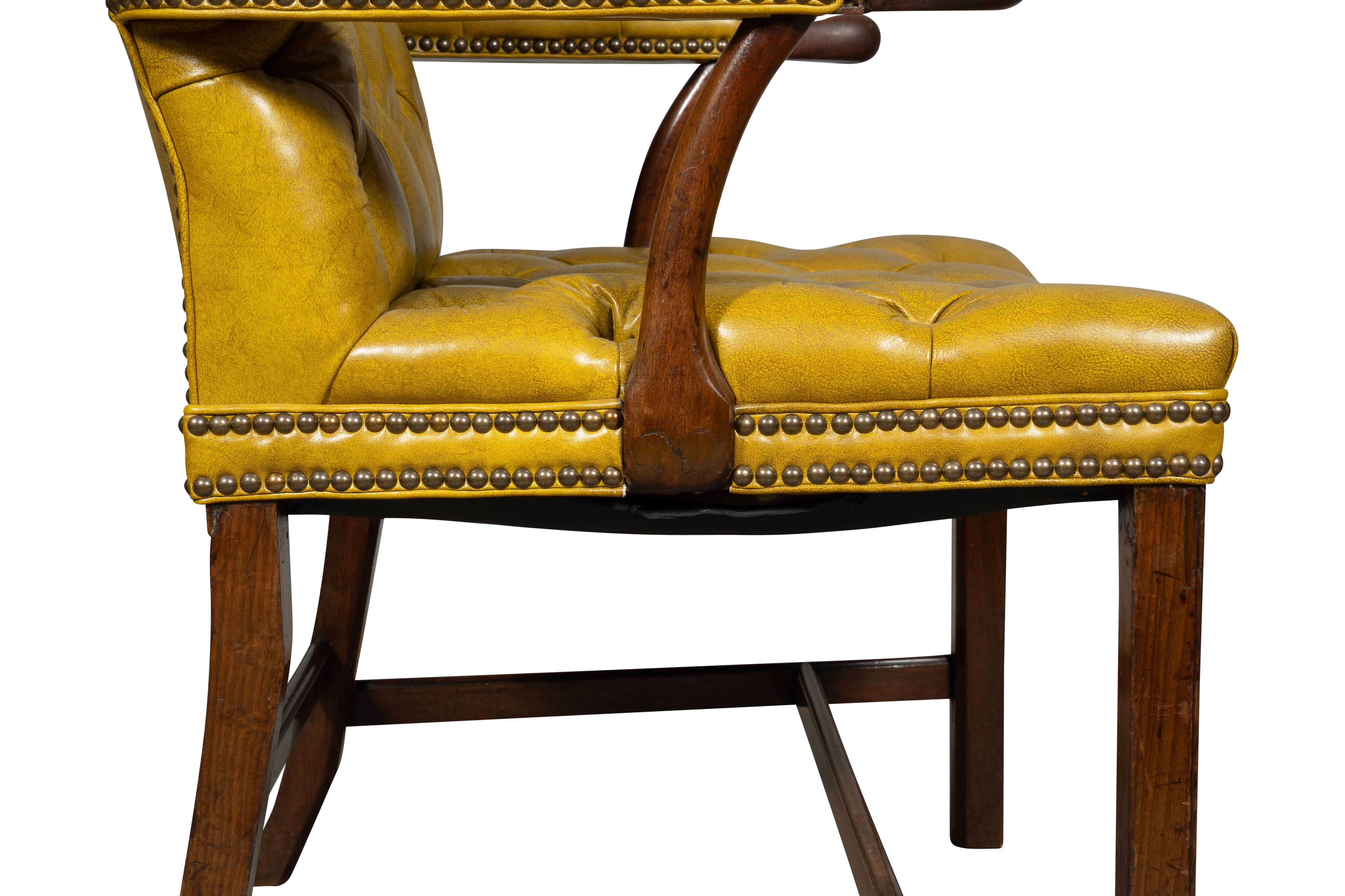 Sillón Jorge III de caoba y cuero acolchado en venta 5