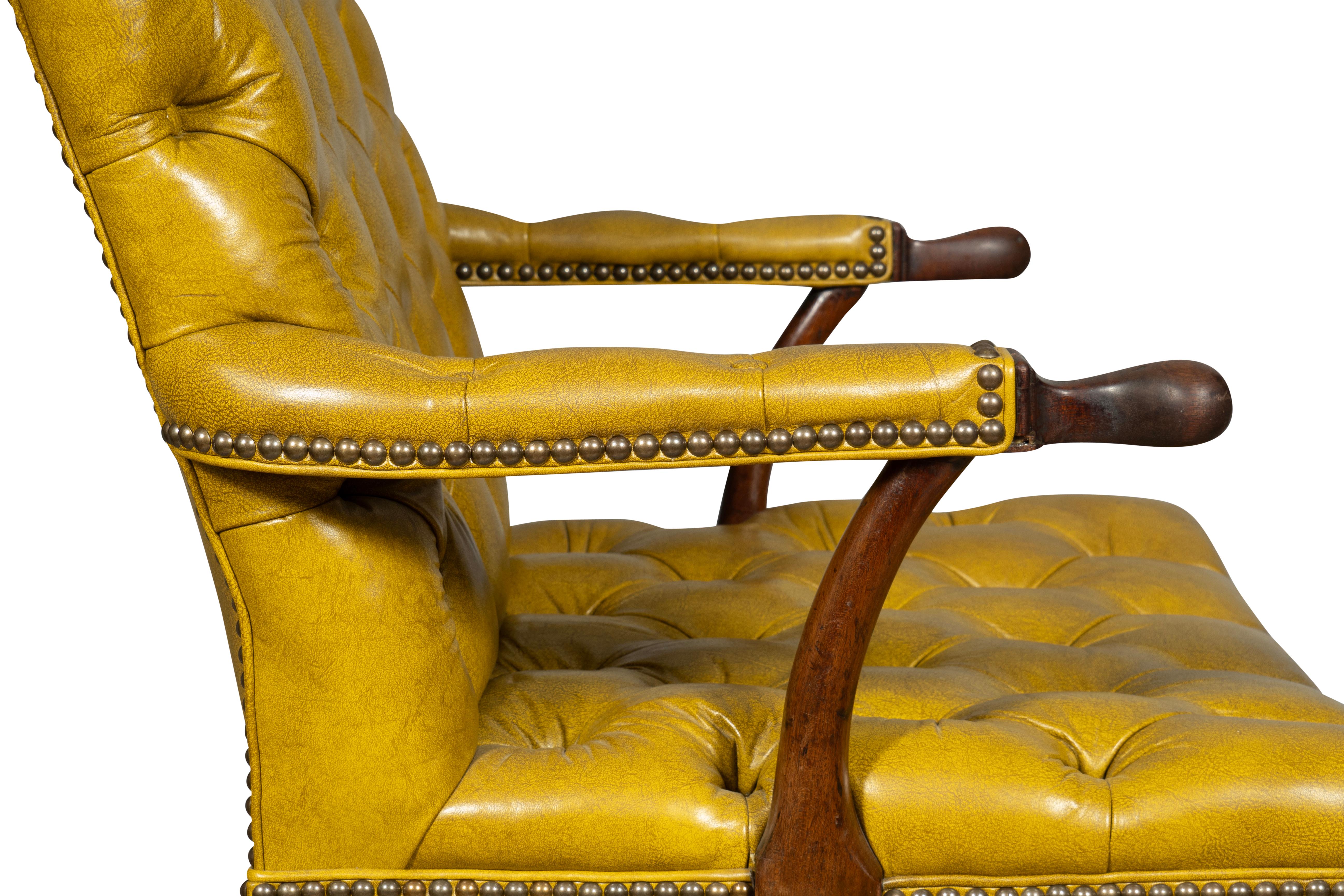 Sillón Jorge III de caoba y cuero acolchado en venta 6