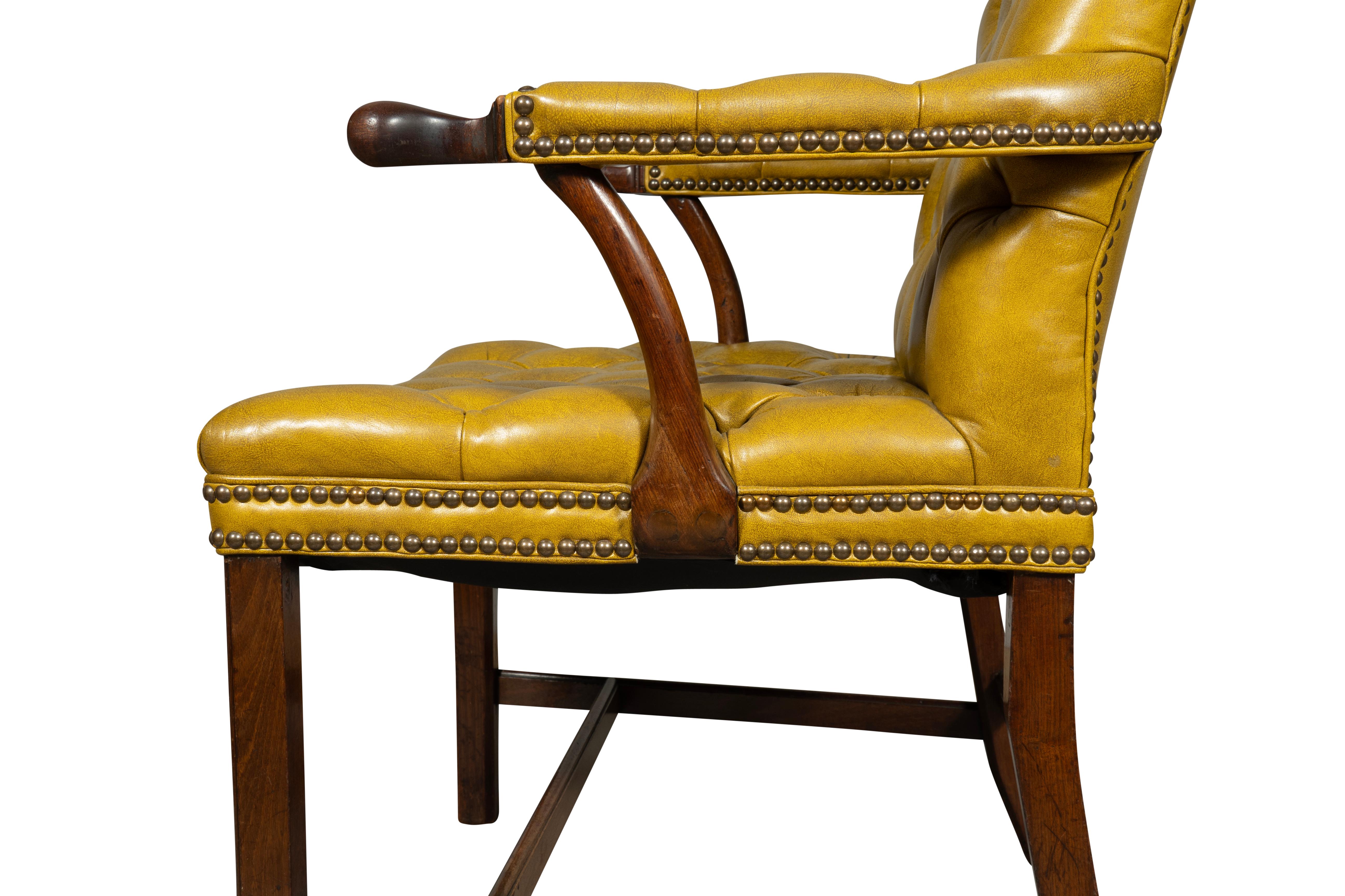 Sillón Jorge III de caoba y cuero acolchado en venta 9