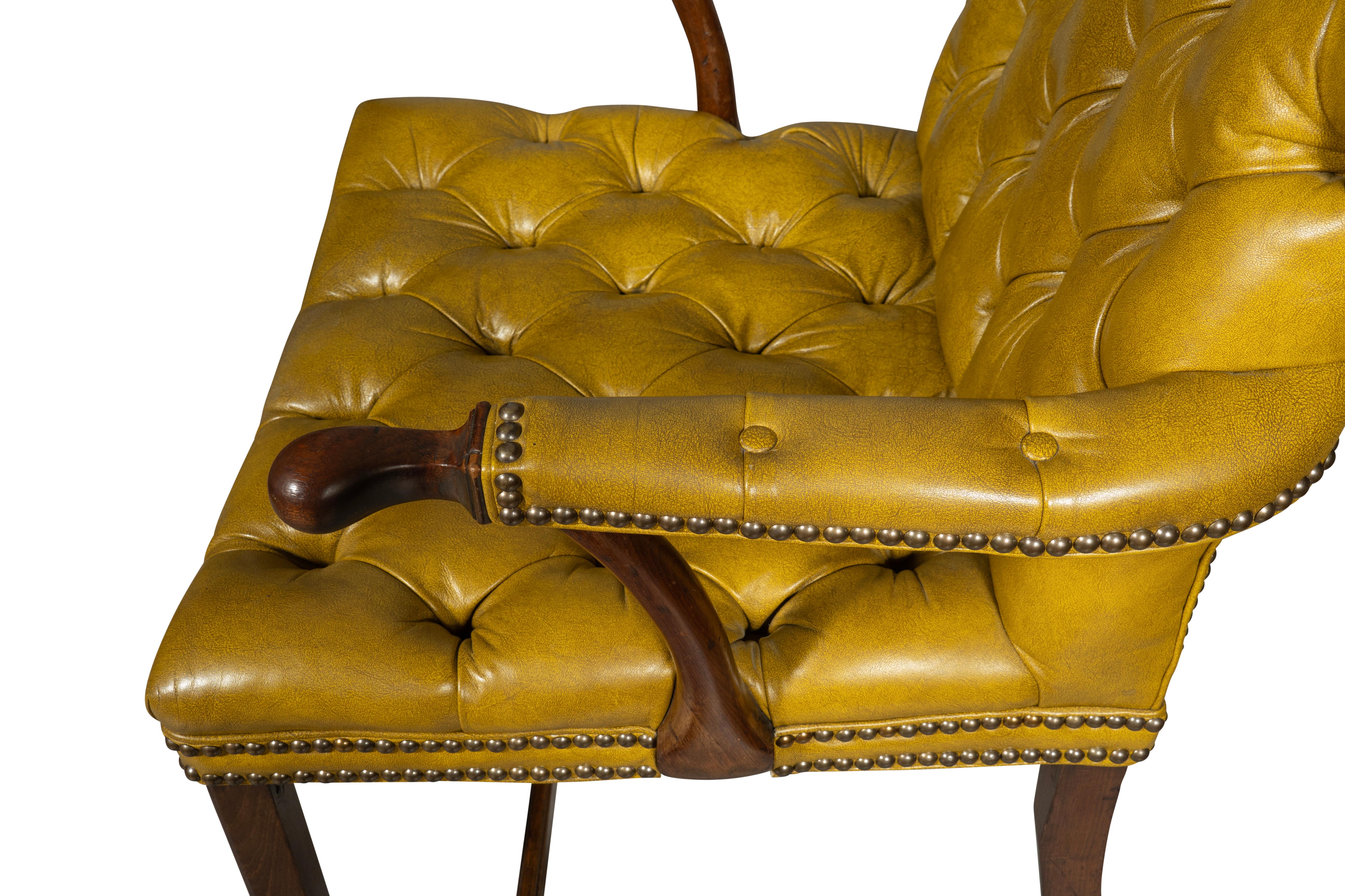 Sillón Jorge III de caoba y cuero acolchado en venta 10