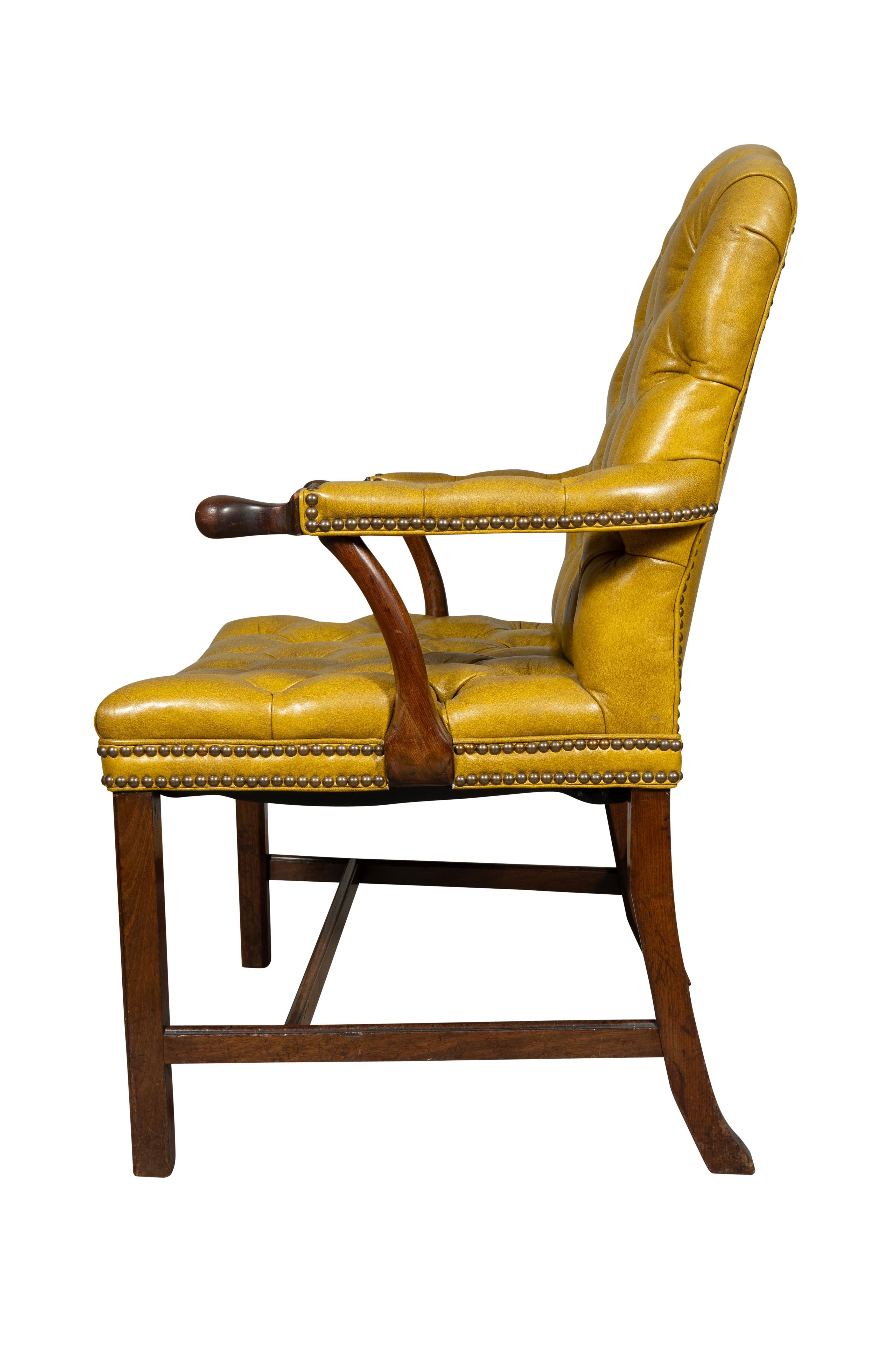 Sillón Jorge III de caoba y cuero acolchado finales del siglo XVIII en venta
