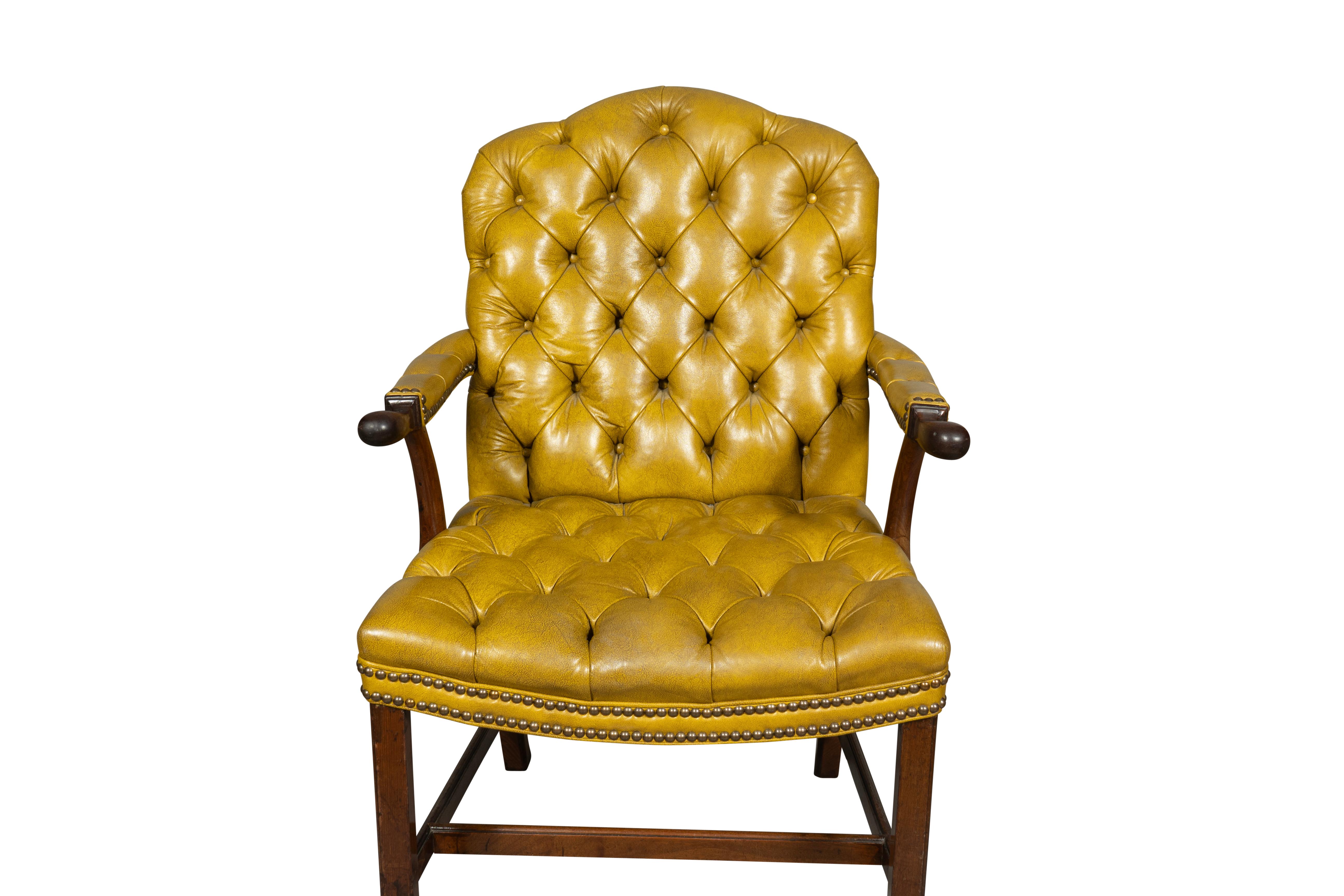 Sillón Jorge III de caoba y cuero acolchado en venta 3