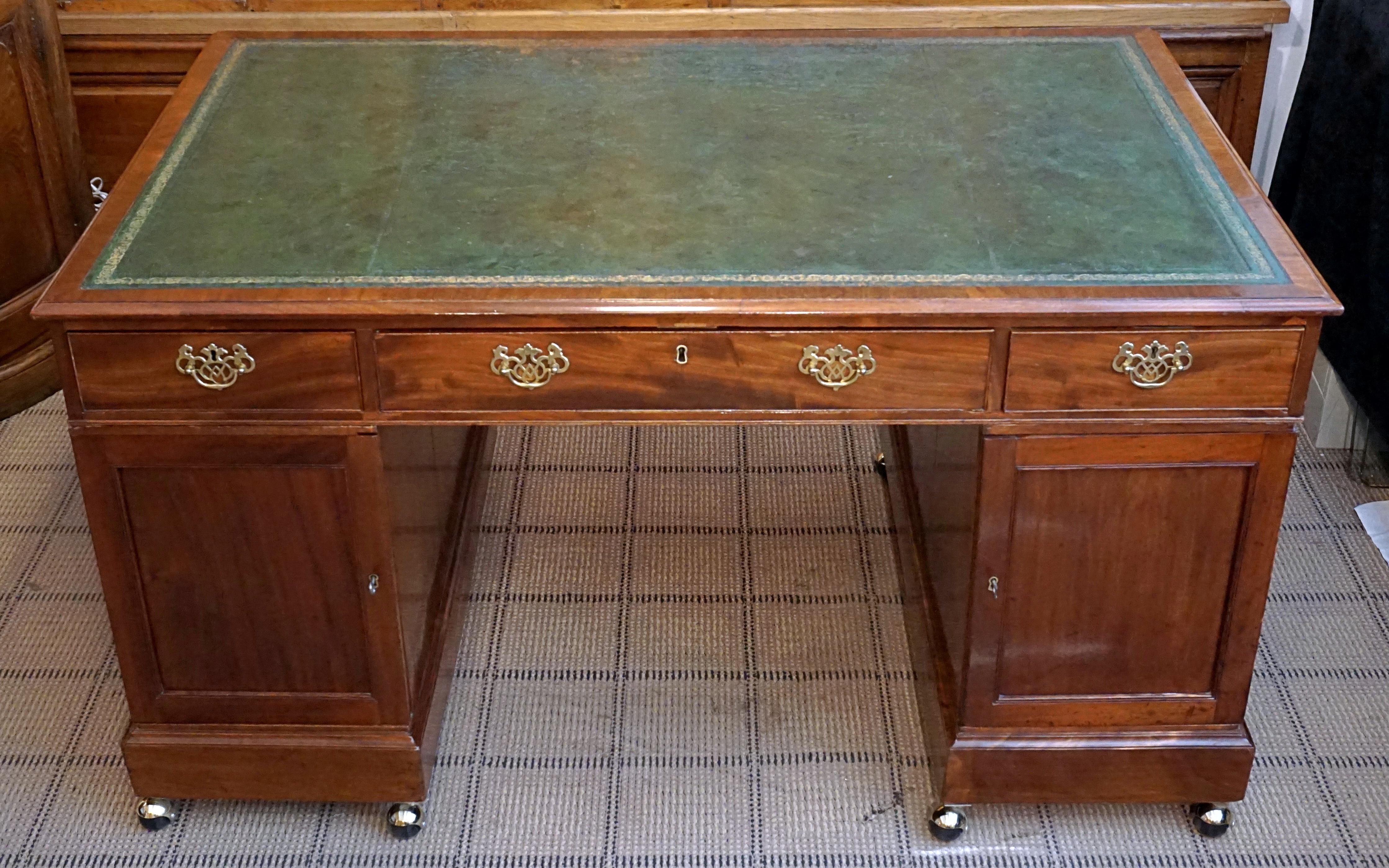 George III Mahogany Two Pedestal Leather Top Desk In Good Condition In New York, NY