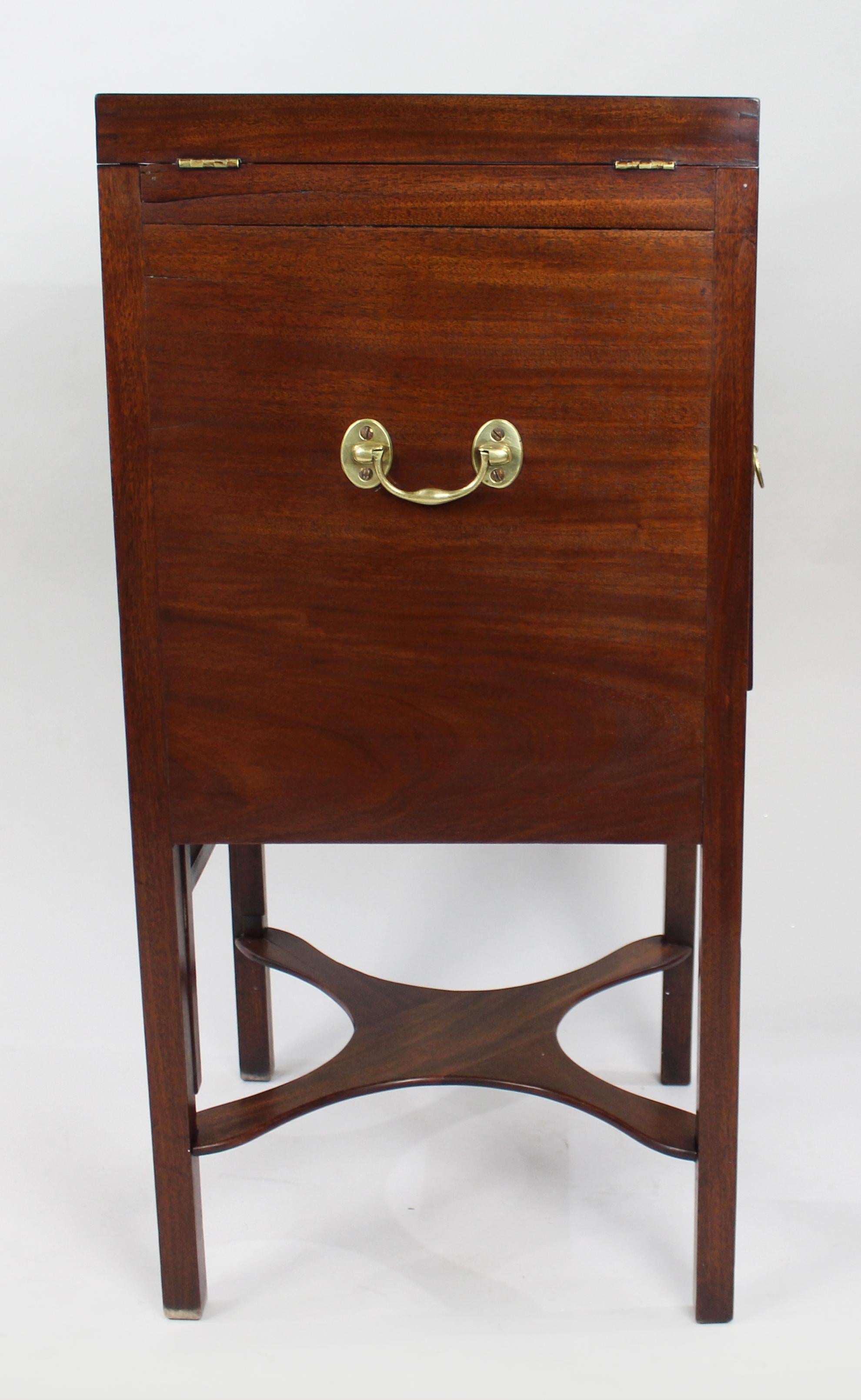 Meuble de toilette George III en acajou en vente 4