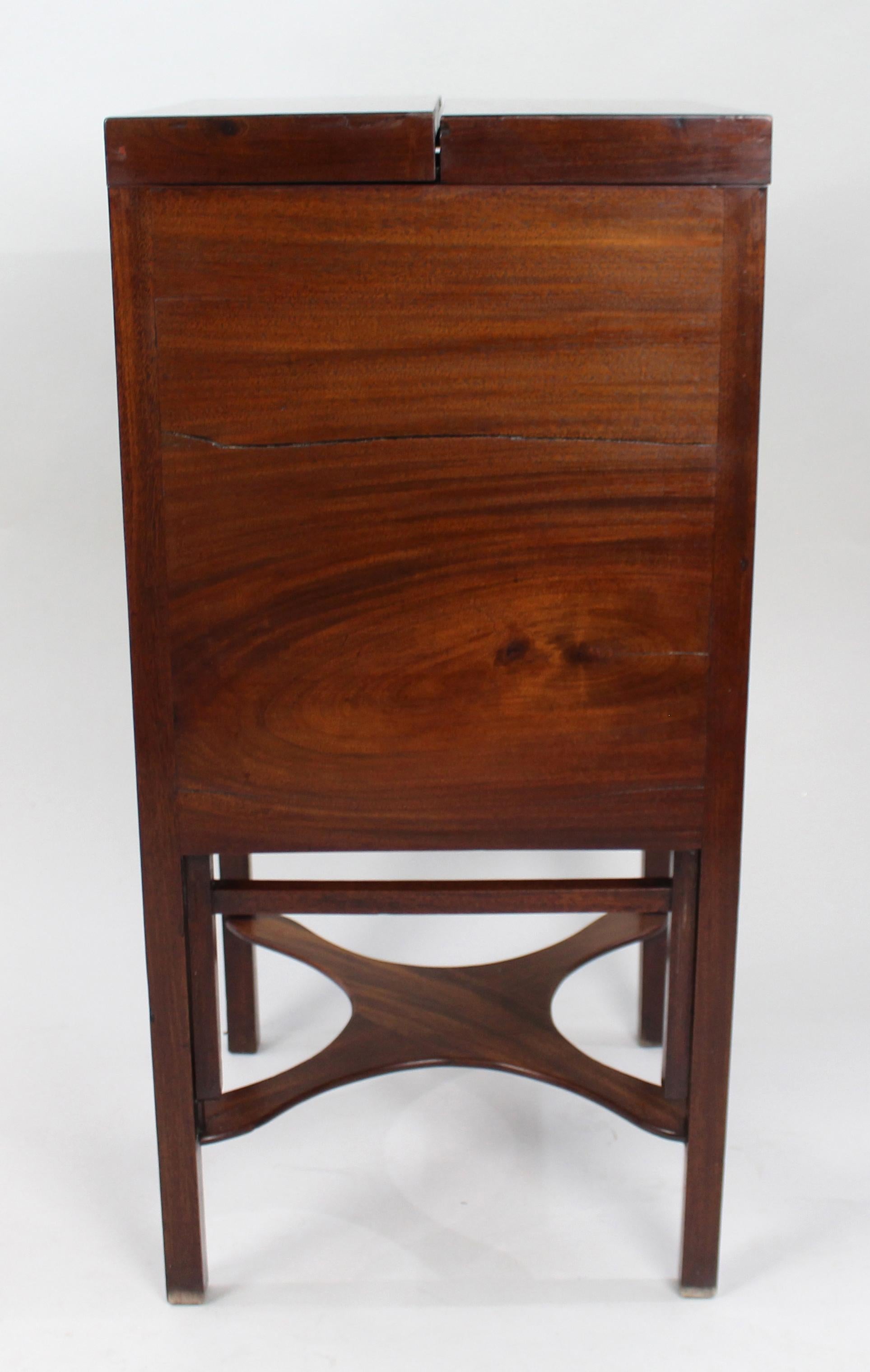 Meuble de toilette George III en acajou en vente 5