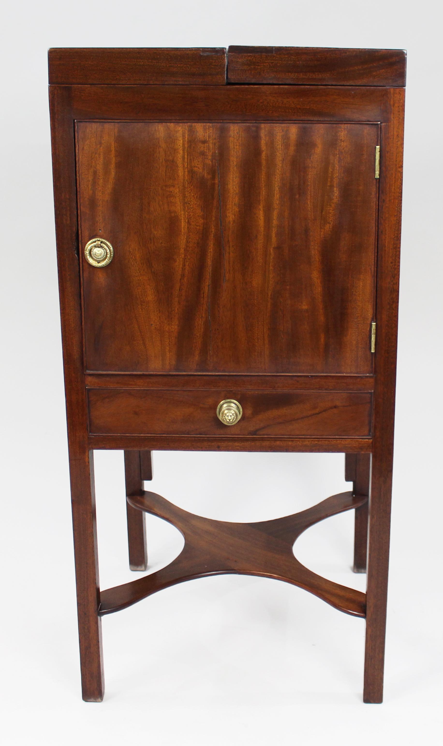 Meuble de toilette George III en acajou
Début du 19e siècle, Anglais

Un élégant meuble de toilette en acajou de George III, finement ouvragé, datant du début du 19e siècle. Le support présente une superbe finition en acajou riche et un design