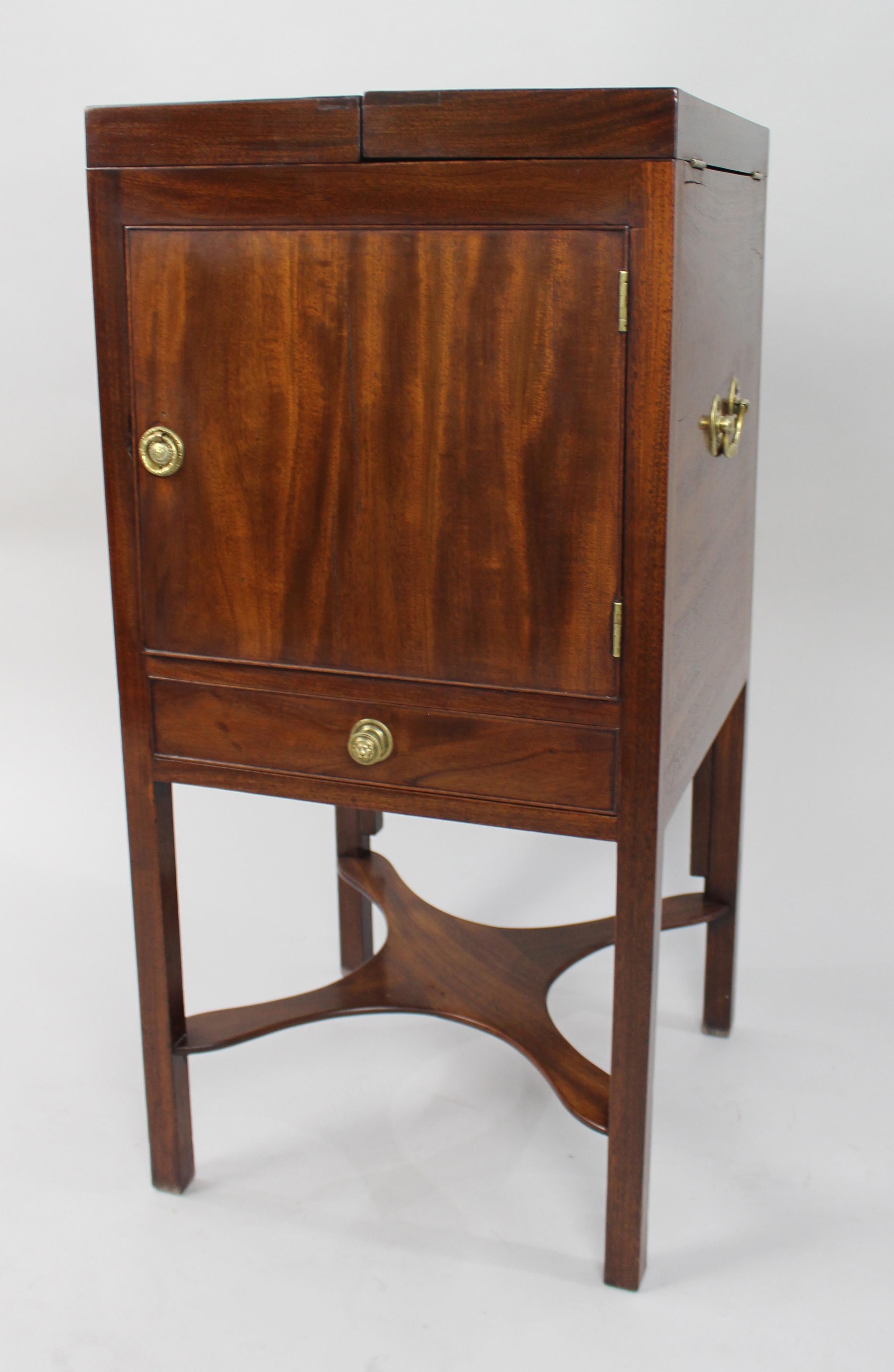 Européen Meuble de toilette George III en acajou en vente