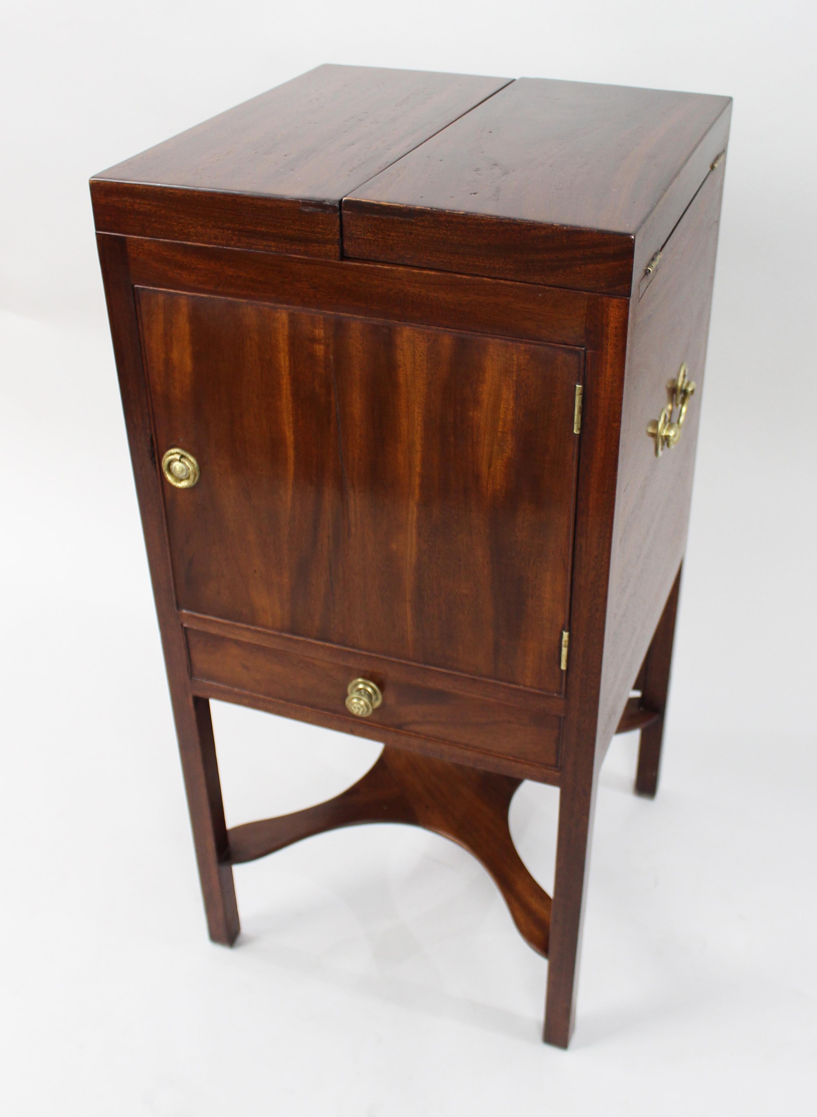 Meuble de toilette George III en acajou Bon état - En vente à Worcester, GB