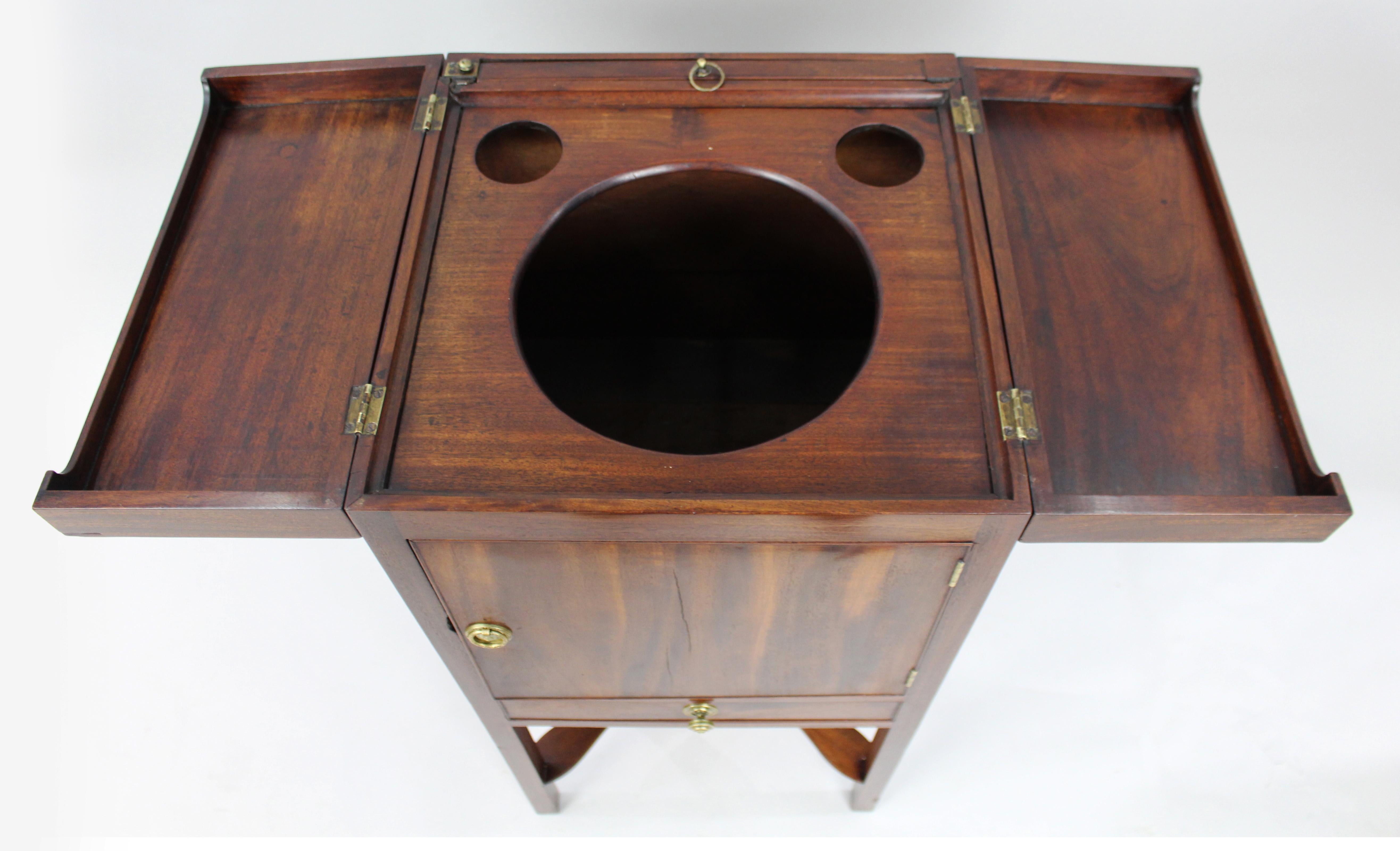 Acajou Meuble de toilette George III en acajou en vente