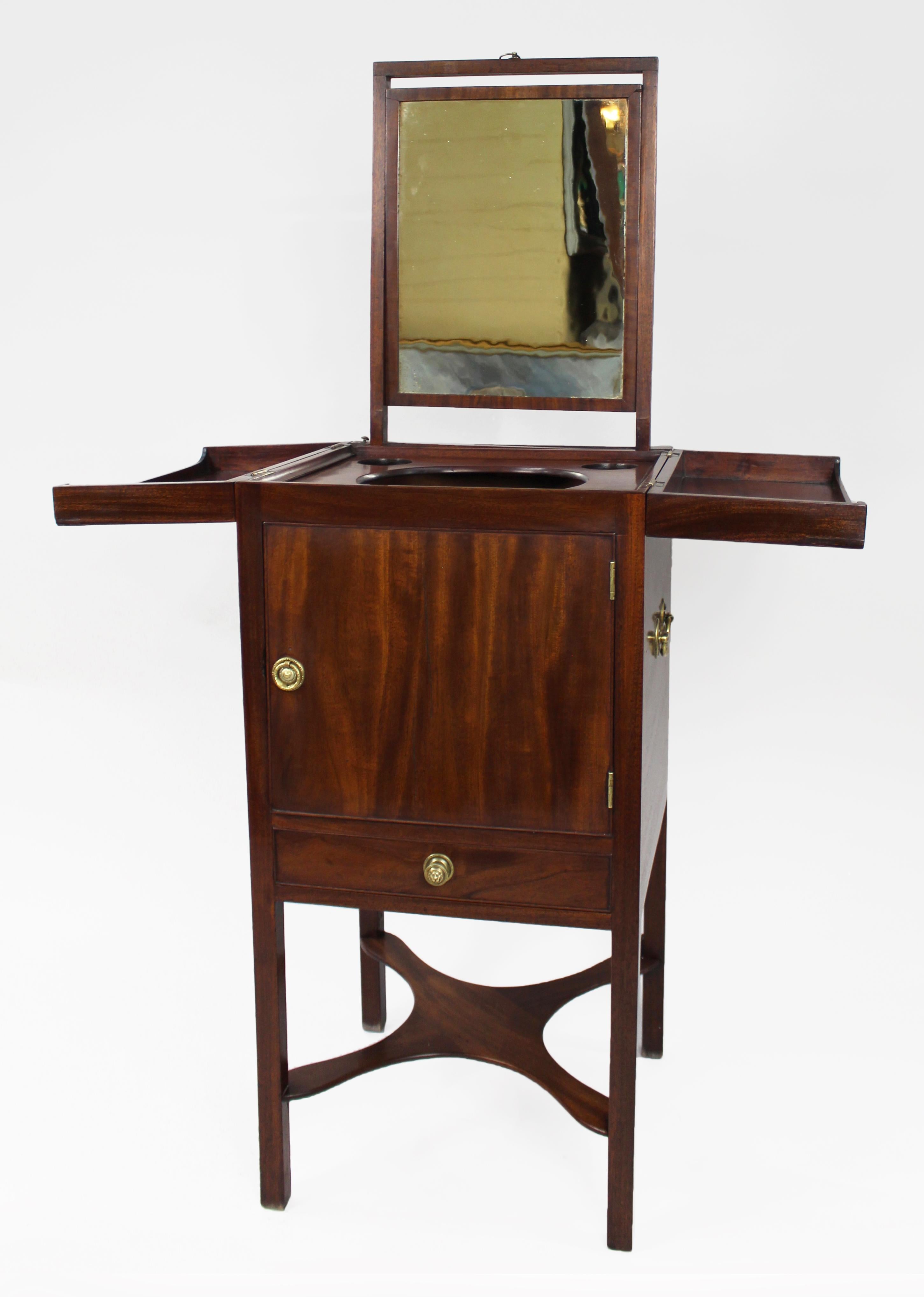 Meuble de toilette George III en acajou en vente 1
