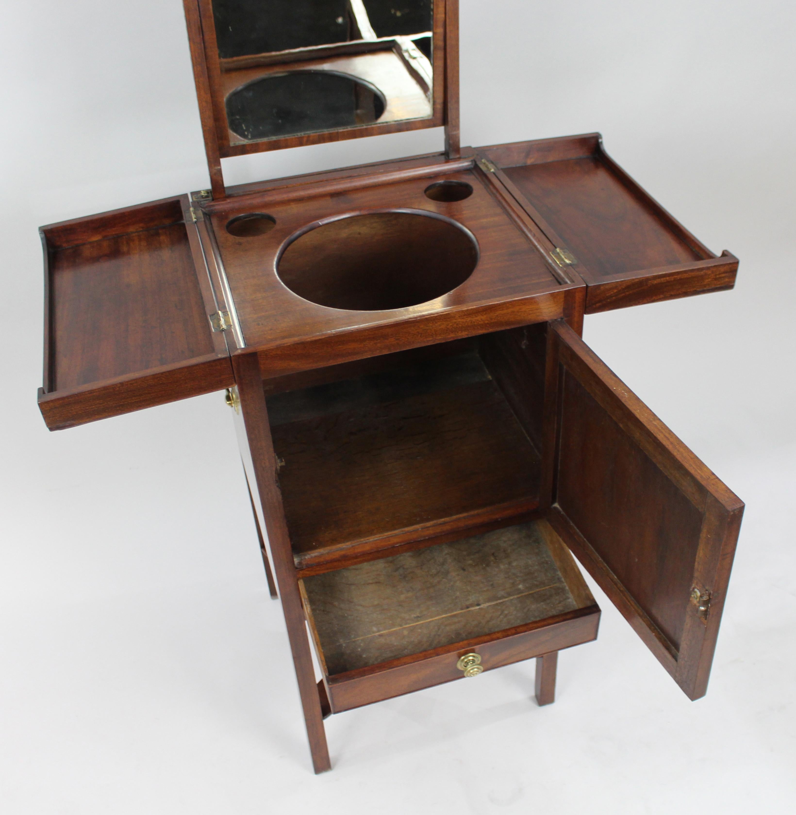 Meuble de toilette George III en acajou en vente 2