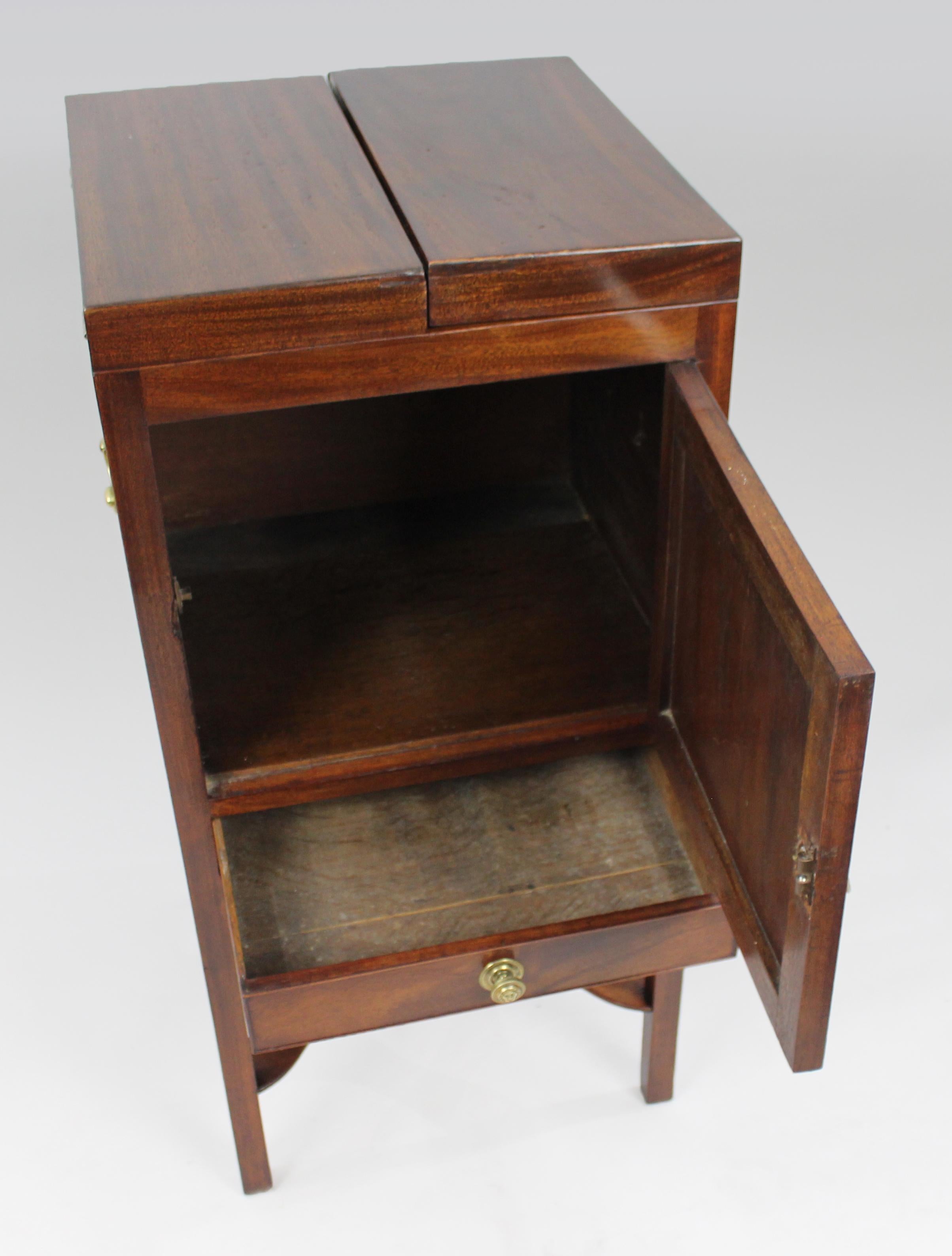 Meuble de toilette George III en acajou en vente 3