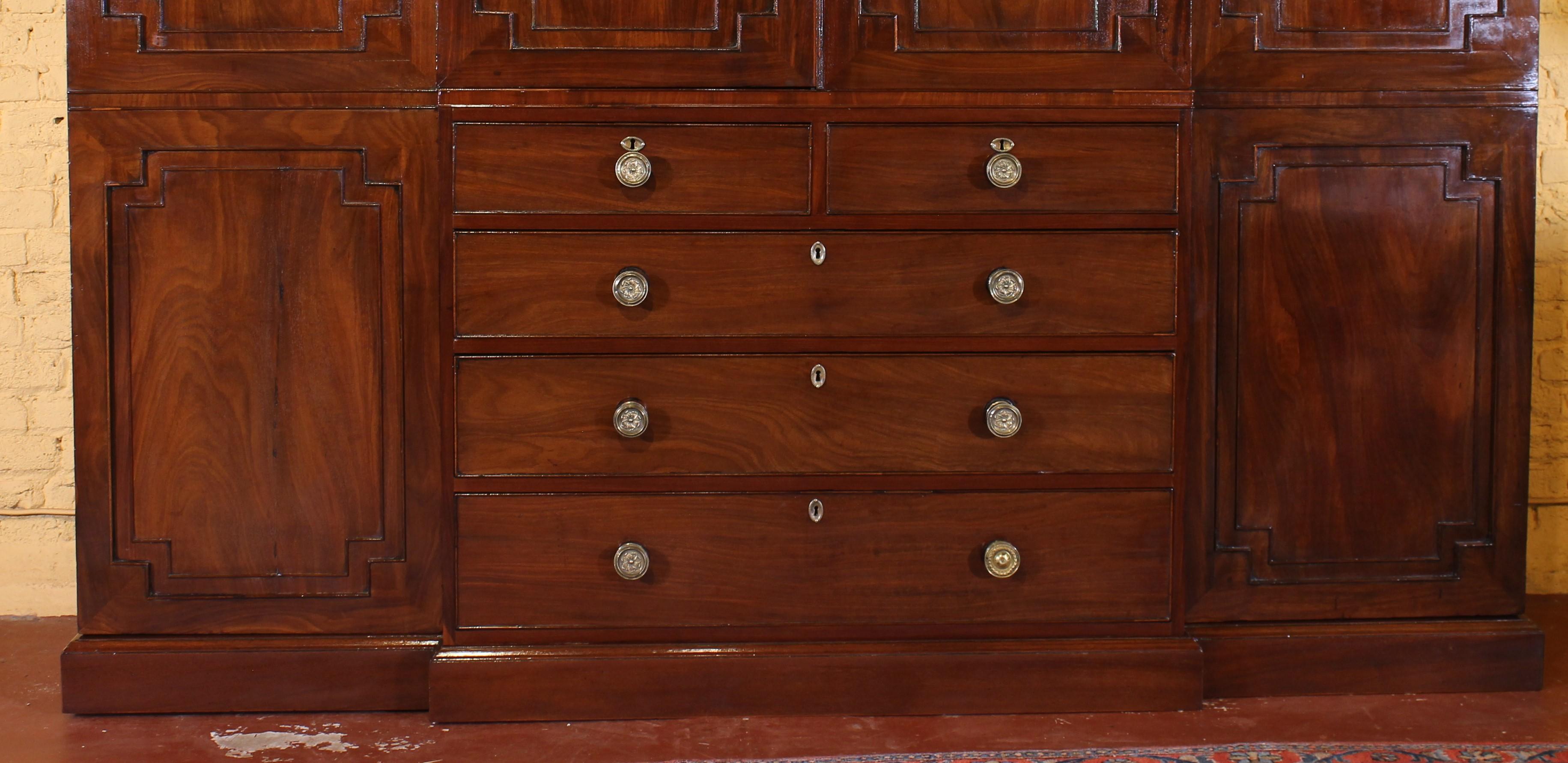 Elegant and rare large dressing or wardrobe from the George III period circa 1800 in mahogany

Very beautiful so-called breakfront cabinet (which has a forward part). Which gives it a nice line.

The lower part is made up of 5 drawers (like a chest